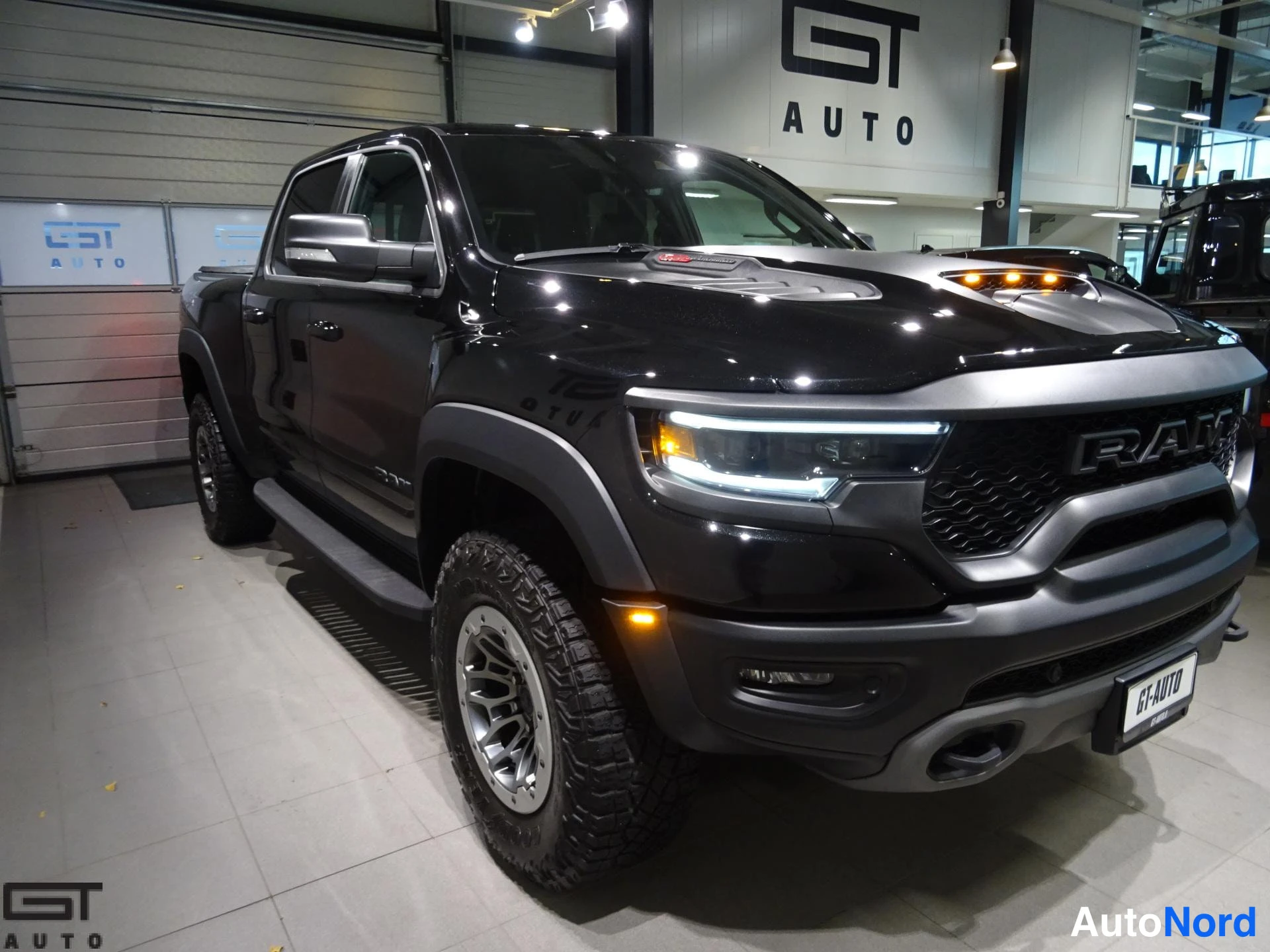 Black Dodge Ram 2021, front three-quarter, nose to the right, photo 3