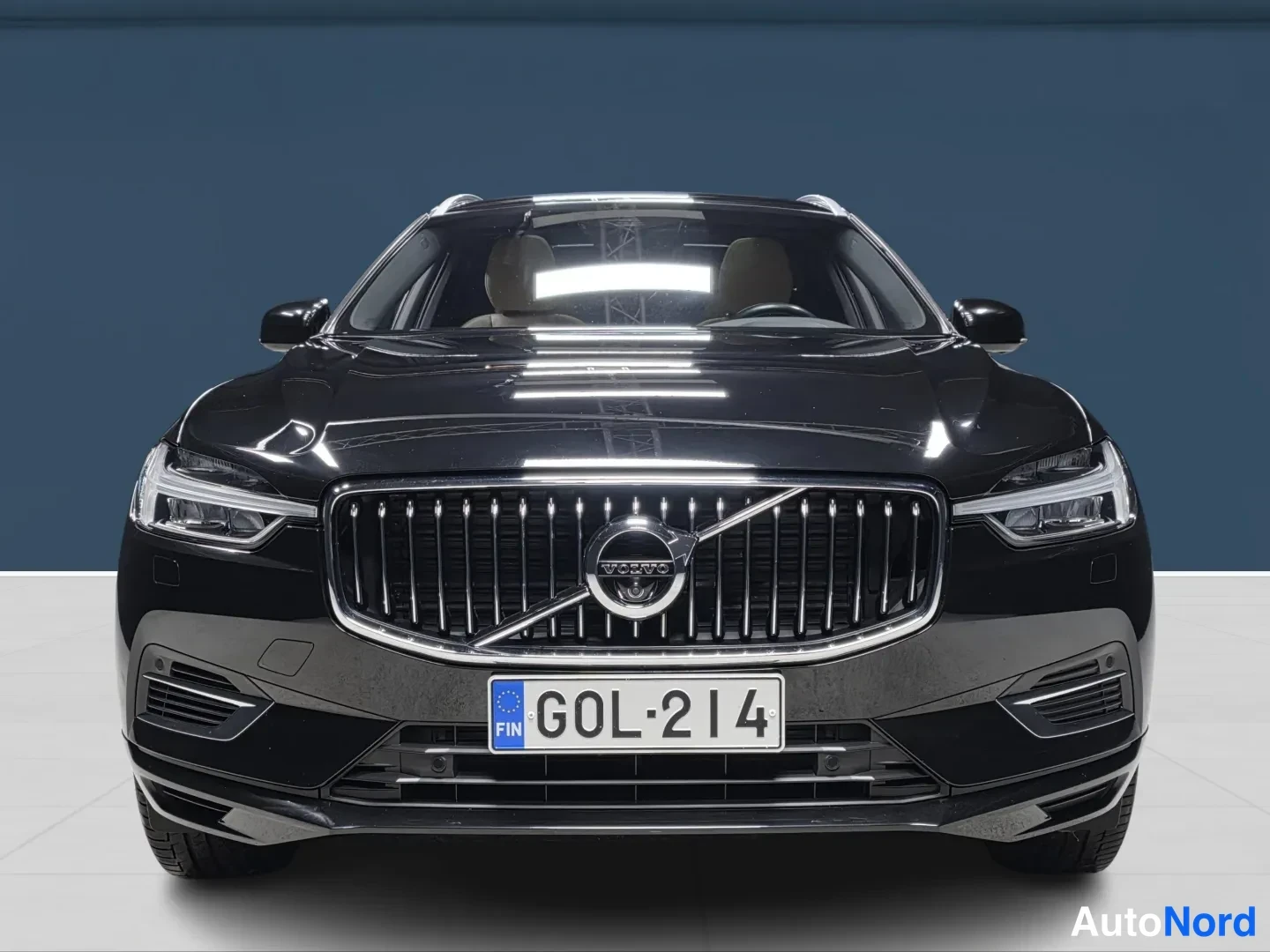 Svart Volvo XC60 2021, framifrån, bild 3
