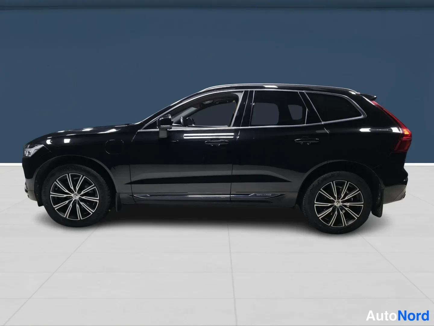 Svart Volvo XC60 2021, från sidan, bild 4