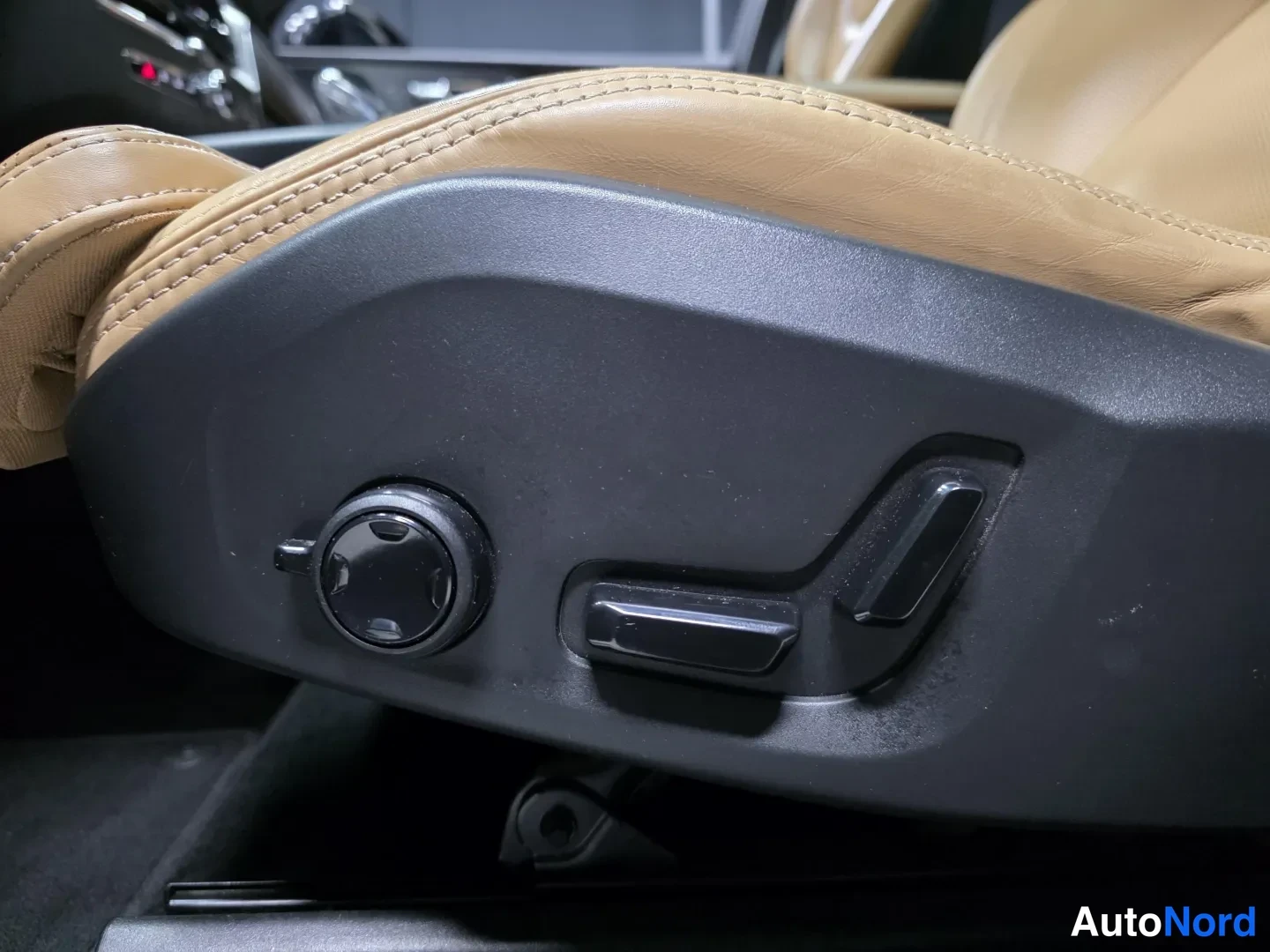Svart Volvo XC60 2021, detalj, bild 21