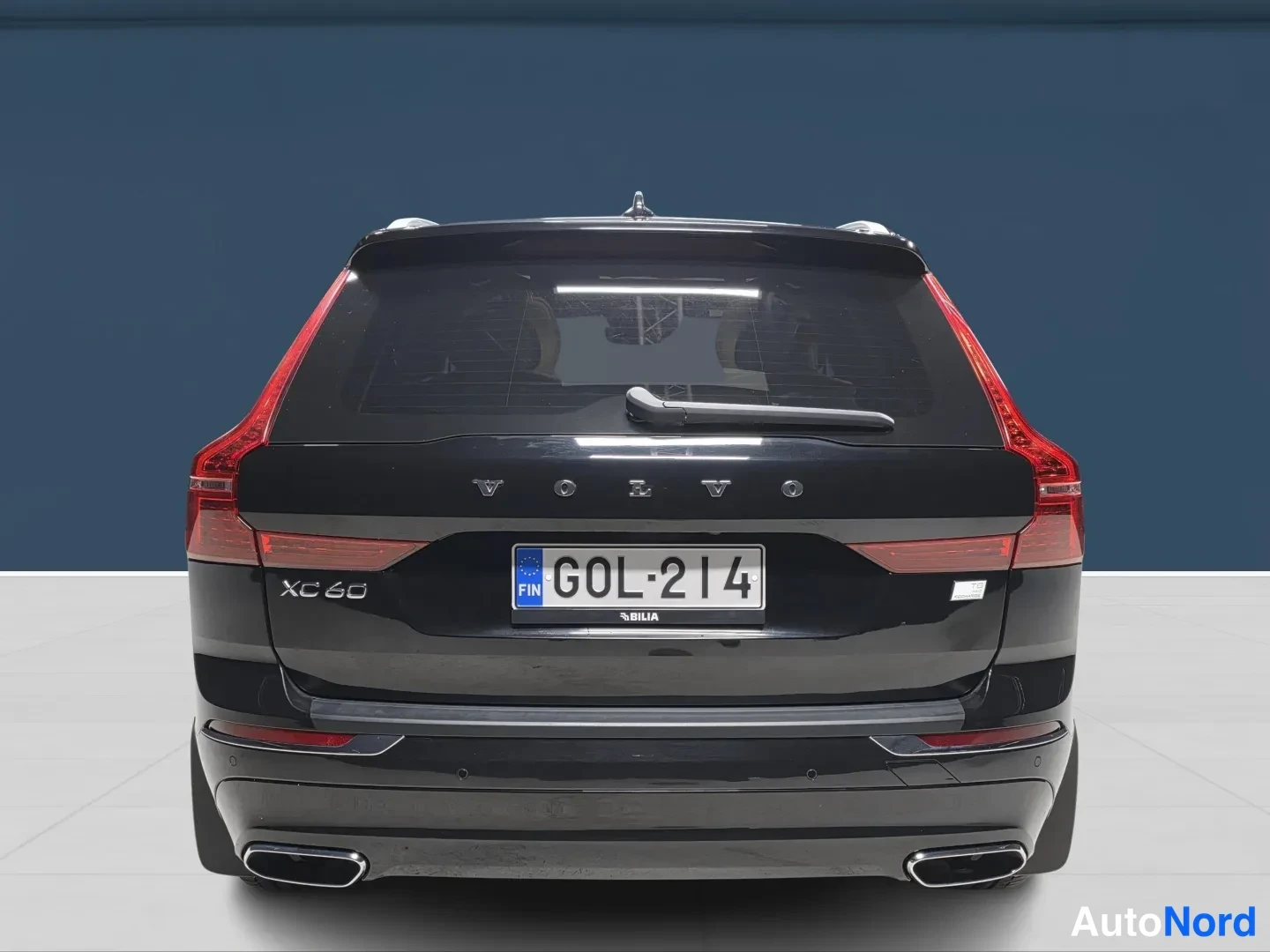 Svart Volvo XC60 2021, bakifrån, bild 7