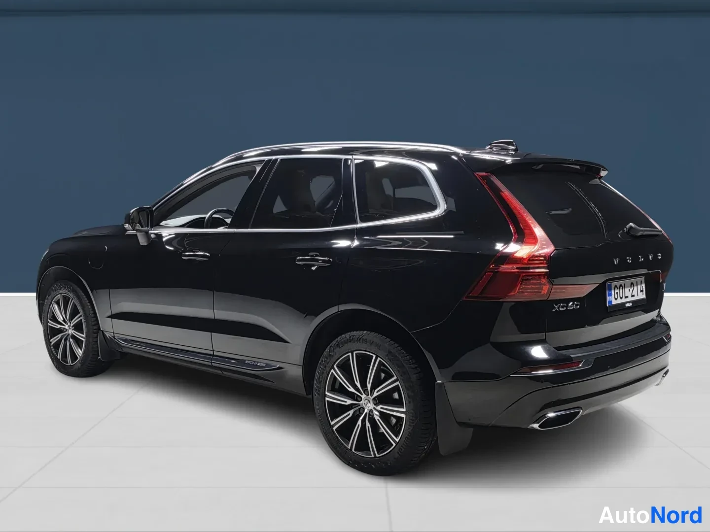 Svart Volvo XC60 2021, snett bakifrån, bild 6