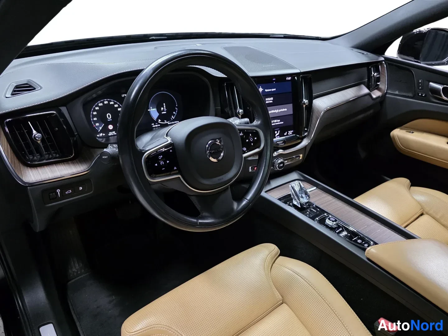 Svart Volvo XC60 2021, förarplats, bild 8
