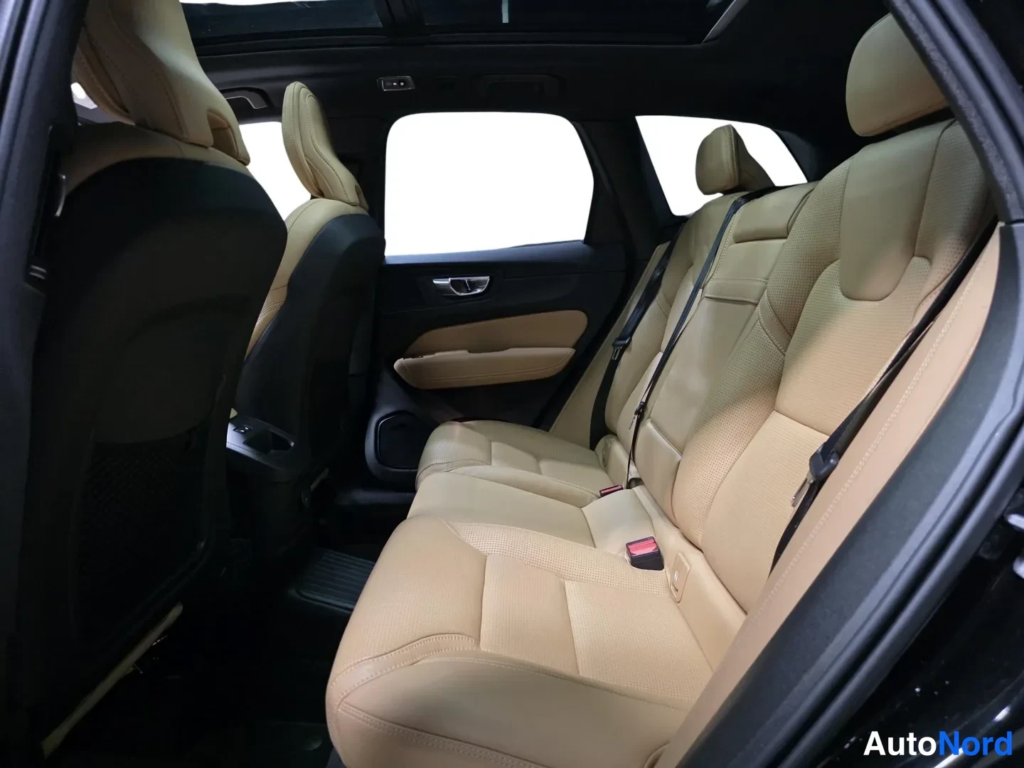 Svart Volvo XC60 2021, baksäten, bild 13
