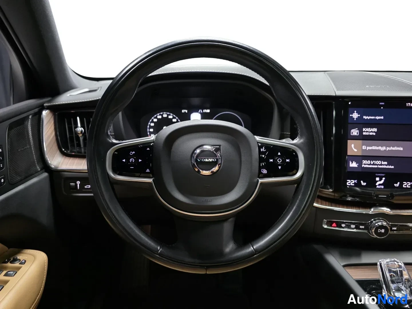 Svart Volvo XC60 2021, förarplats, bild 9