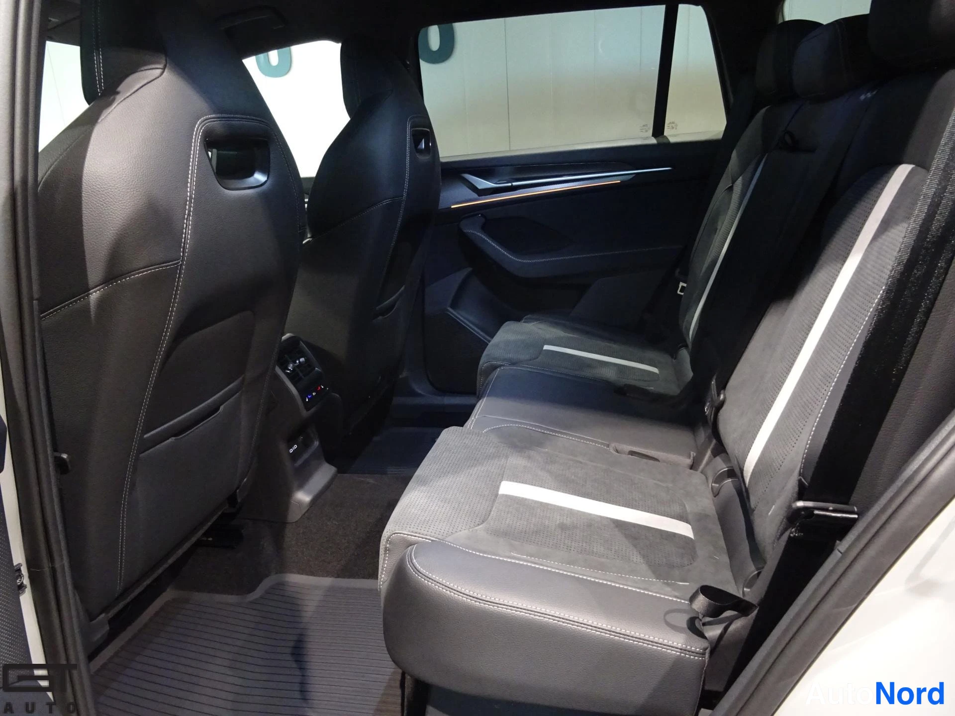 Harmaa Skoda Kodiaq 2026, takaistuimet, kuva 17