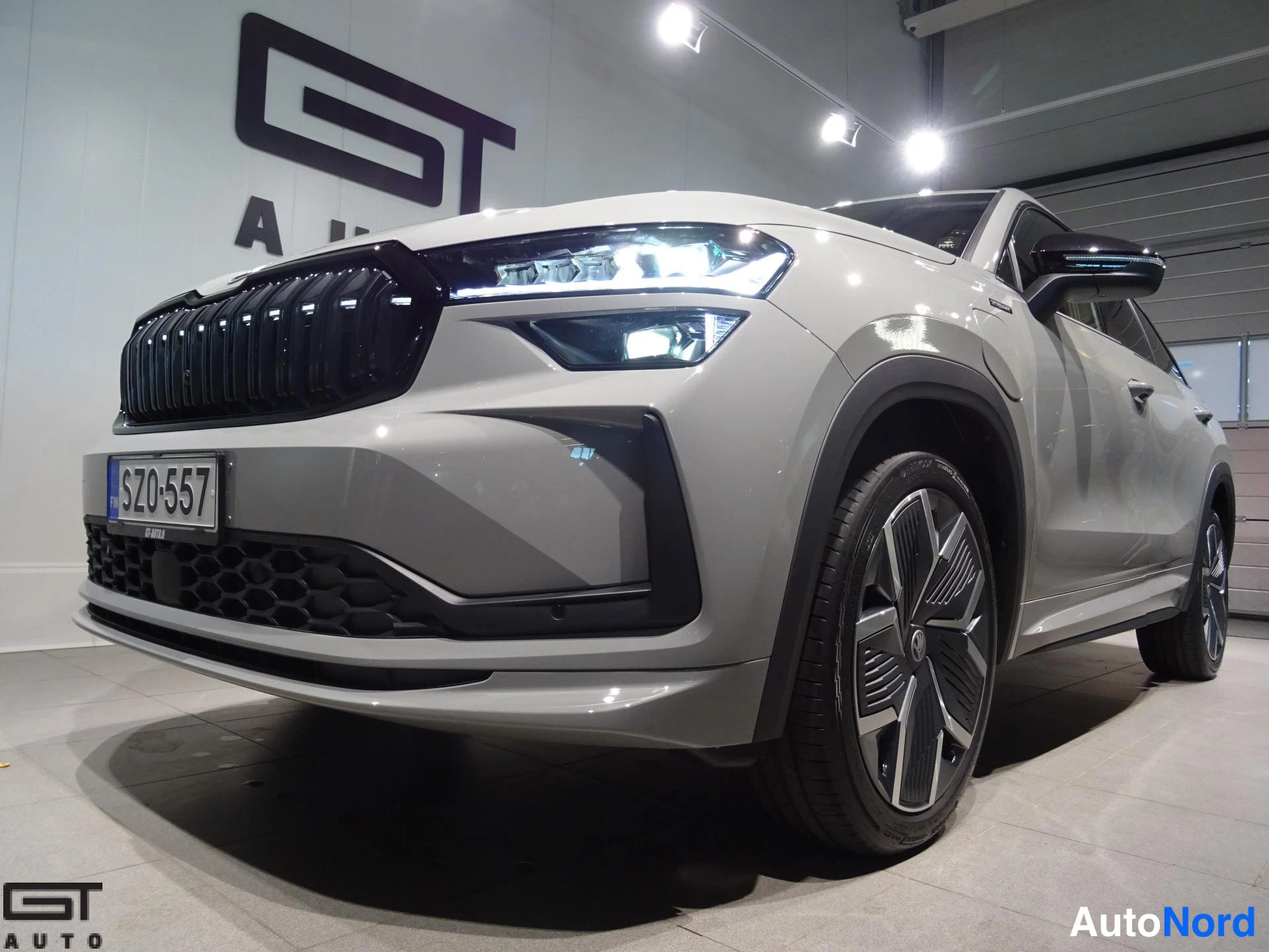 Harmaa Skoda Kodiaq 2026, etuviisto, keula vasemmalle, kuva 3