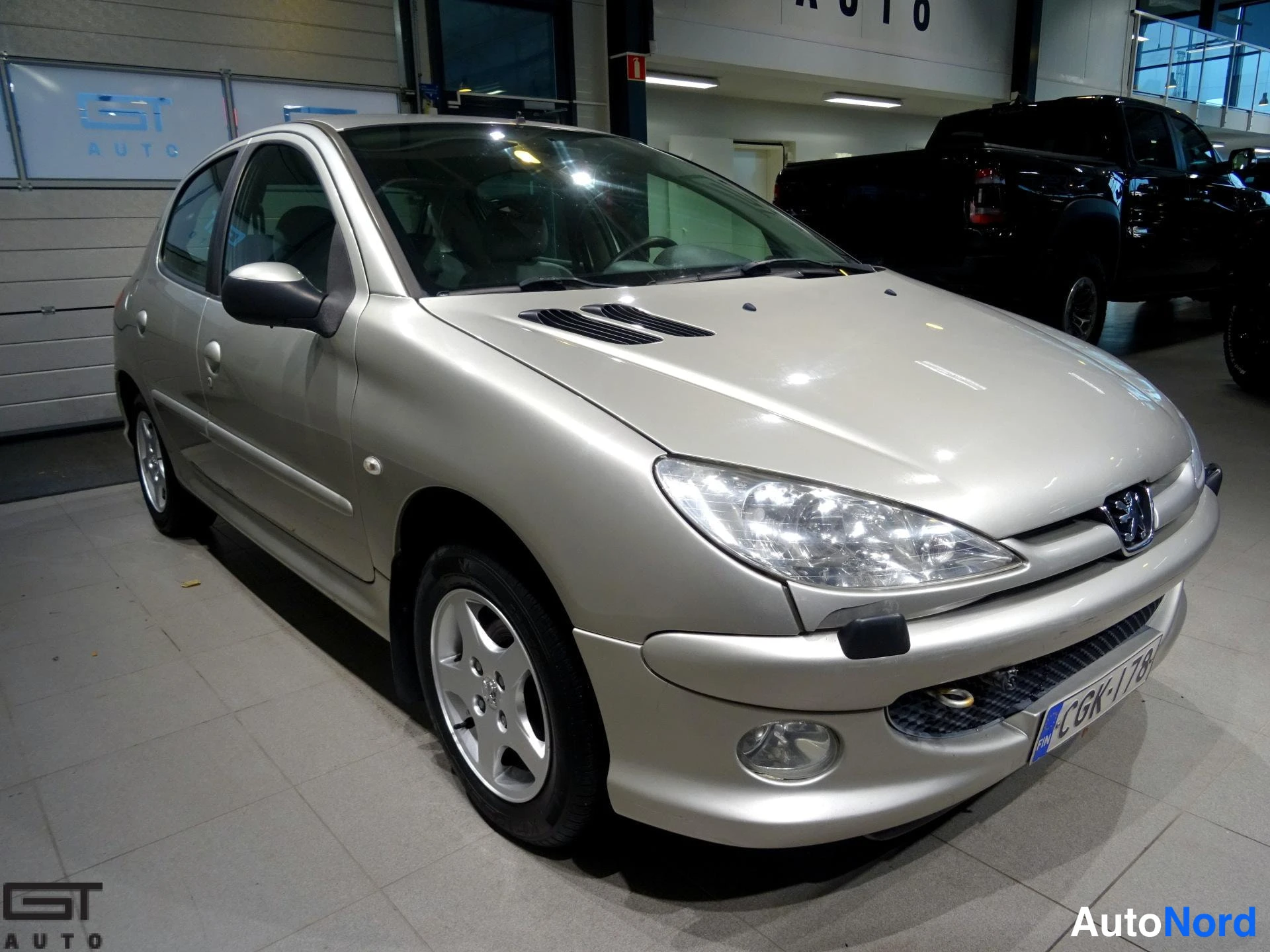 Beige Peugeot 206 2007, etuviisto, keula oikealle, kuva 2