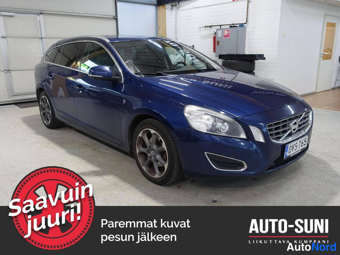 Sininen Volvo V60 2012, etuviisto, keula oikealle, kuva 2