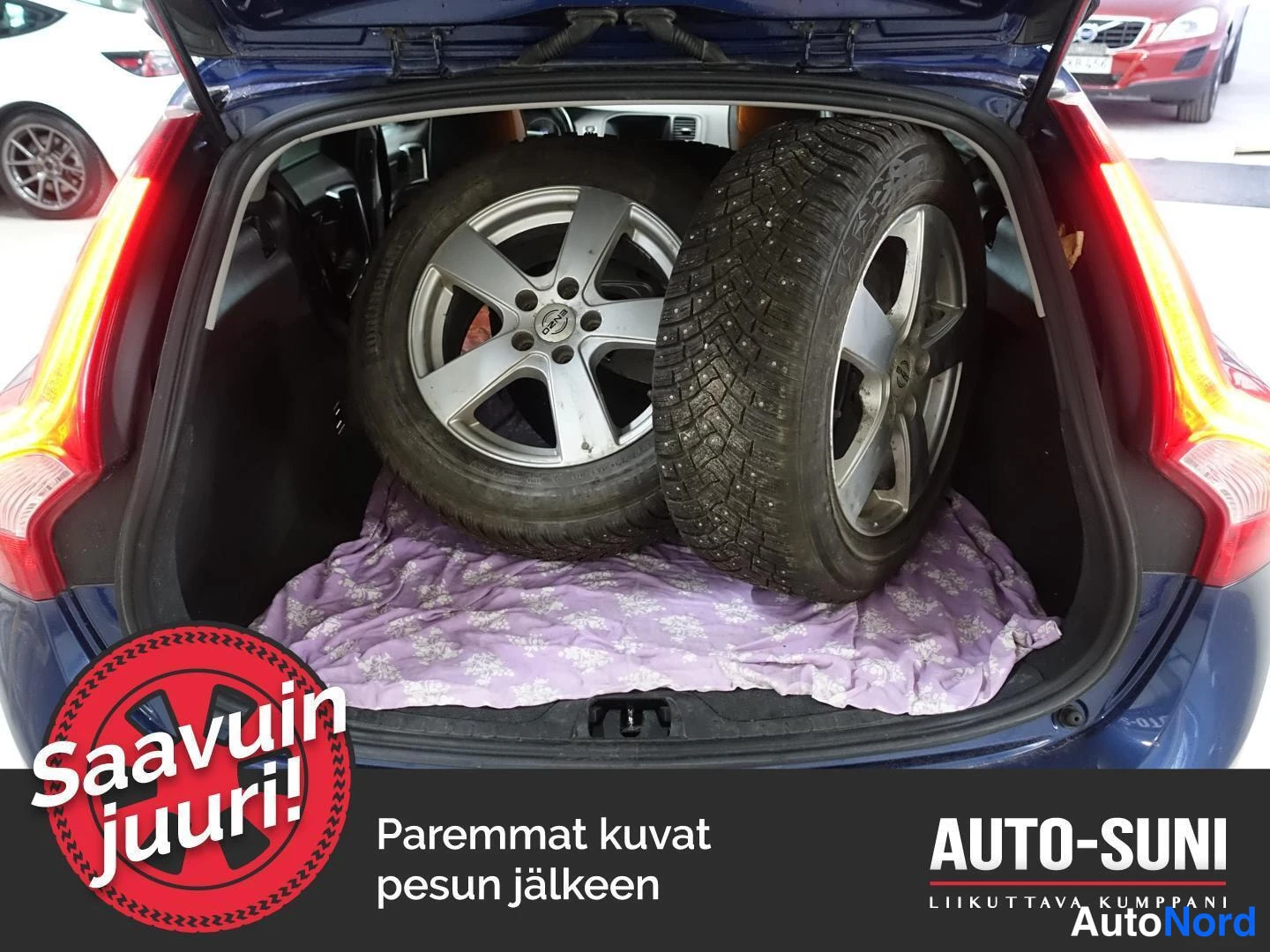 Sininen Volvo V60 2012, tavaratila, kuva 7