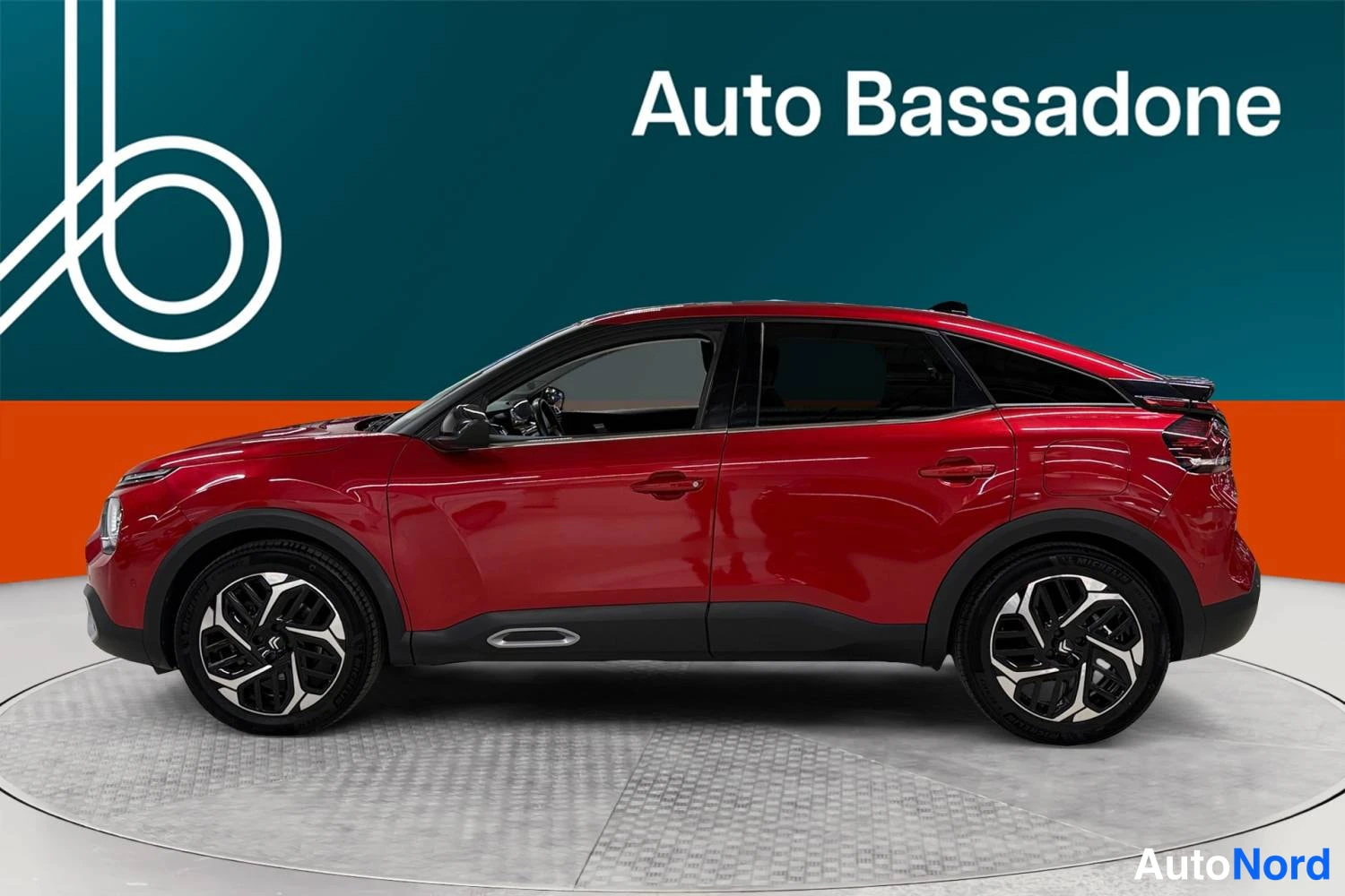 Punainen Citroen C4 2023, sivulta, kuva 5