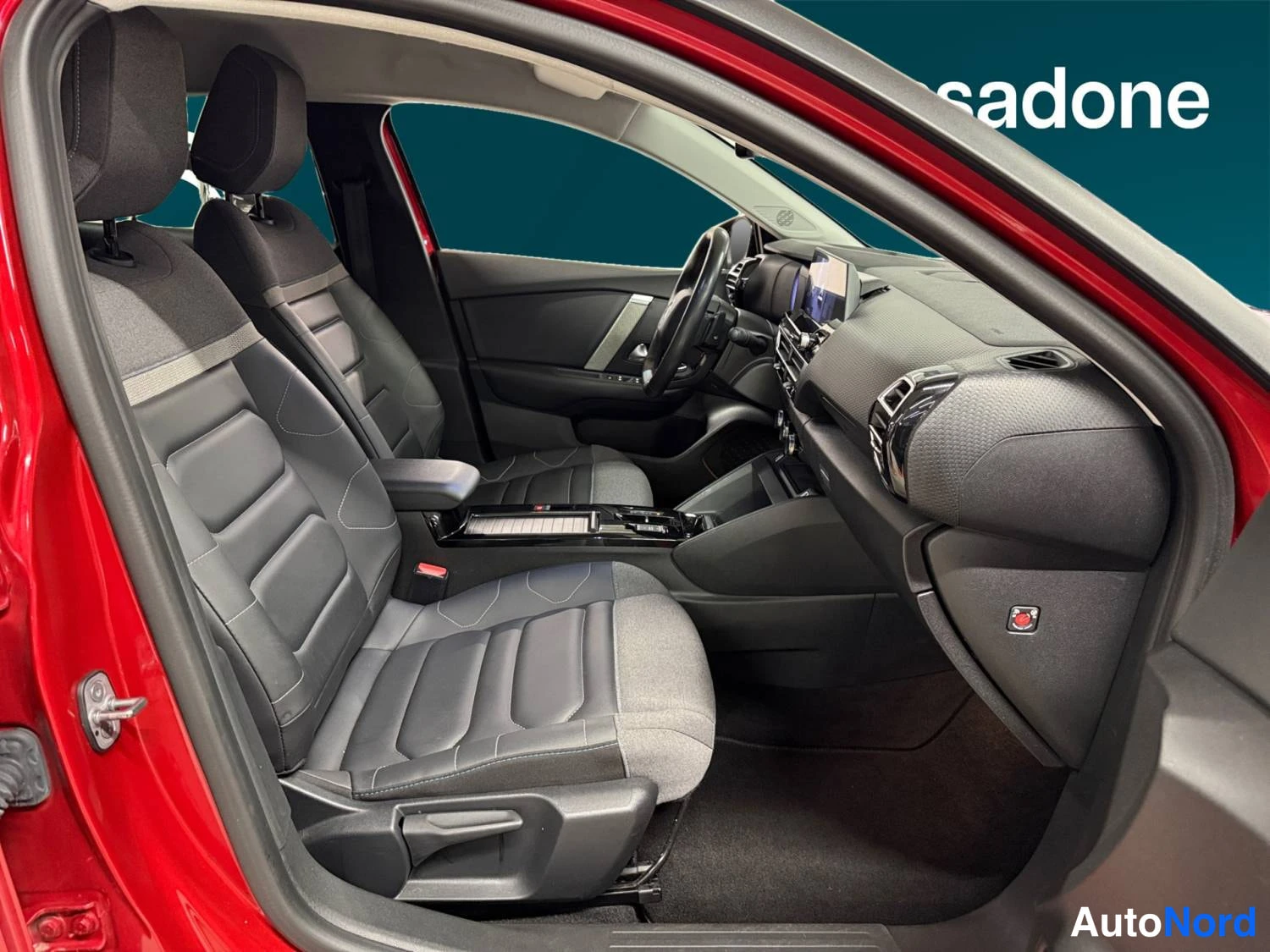 Punainen Citroen C4 2023, etuistuimet, kuva 11
