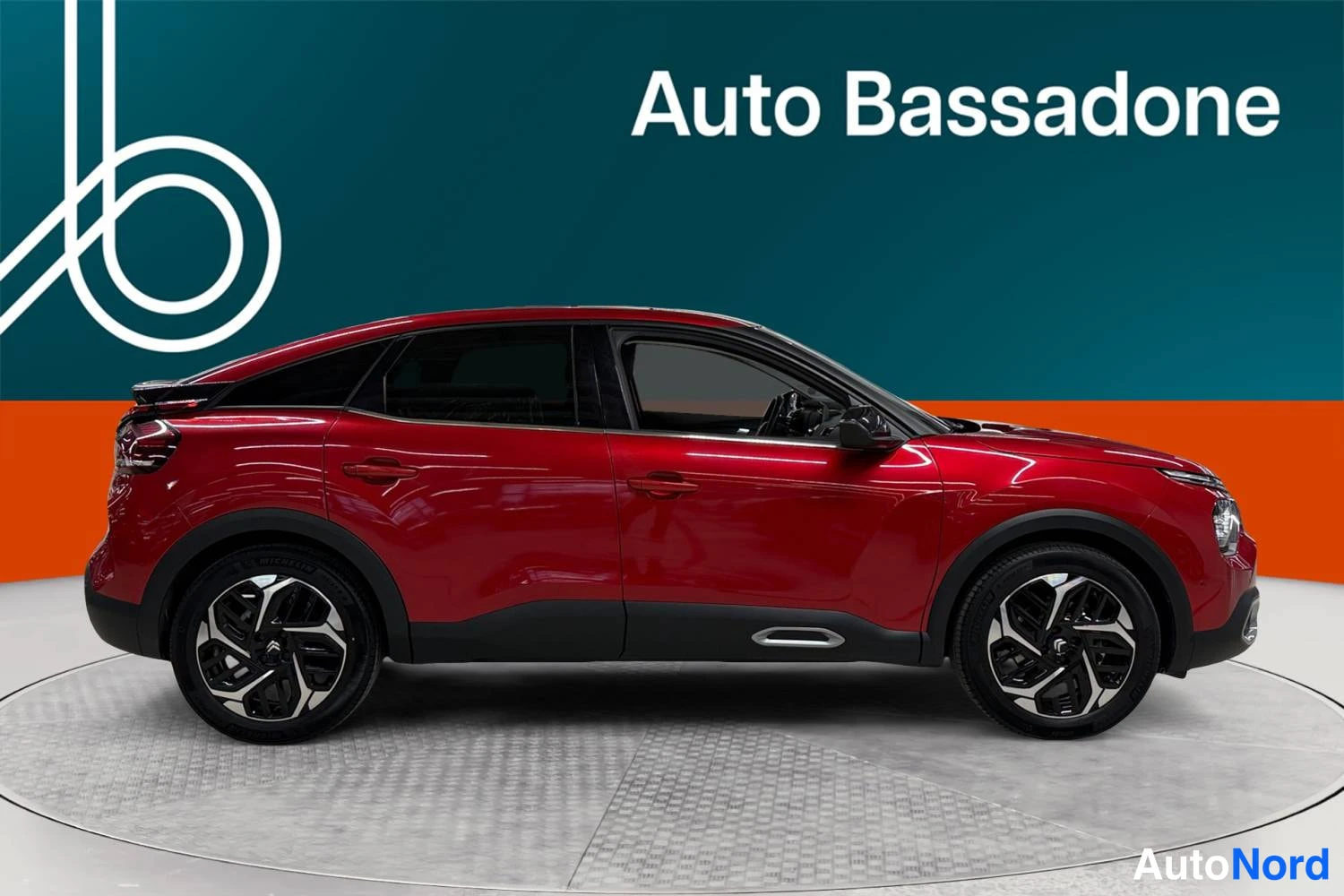 Punainen Citroen C4 2023, sivulta, kuva 4
