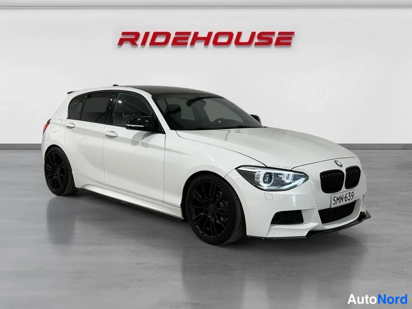 Valkoinen BMW 116i 2014, etuviisto, keula oikealle, kuva 3