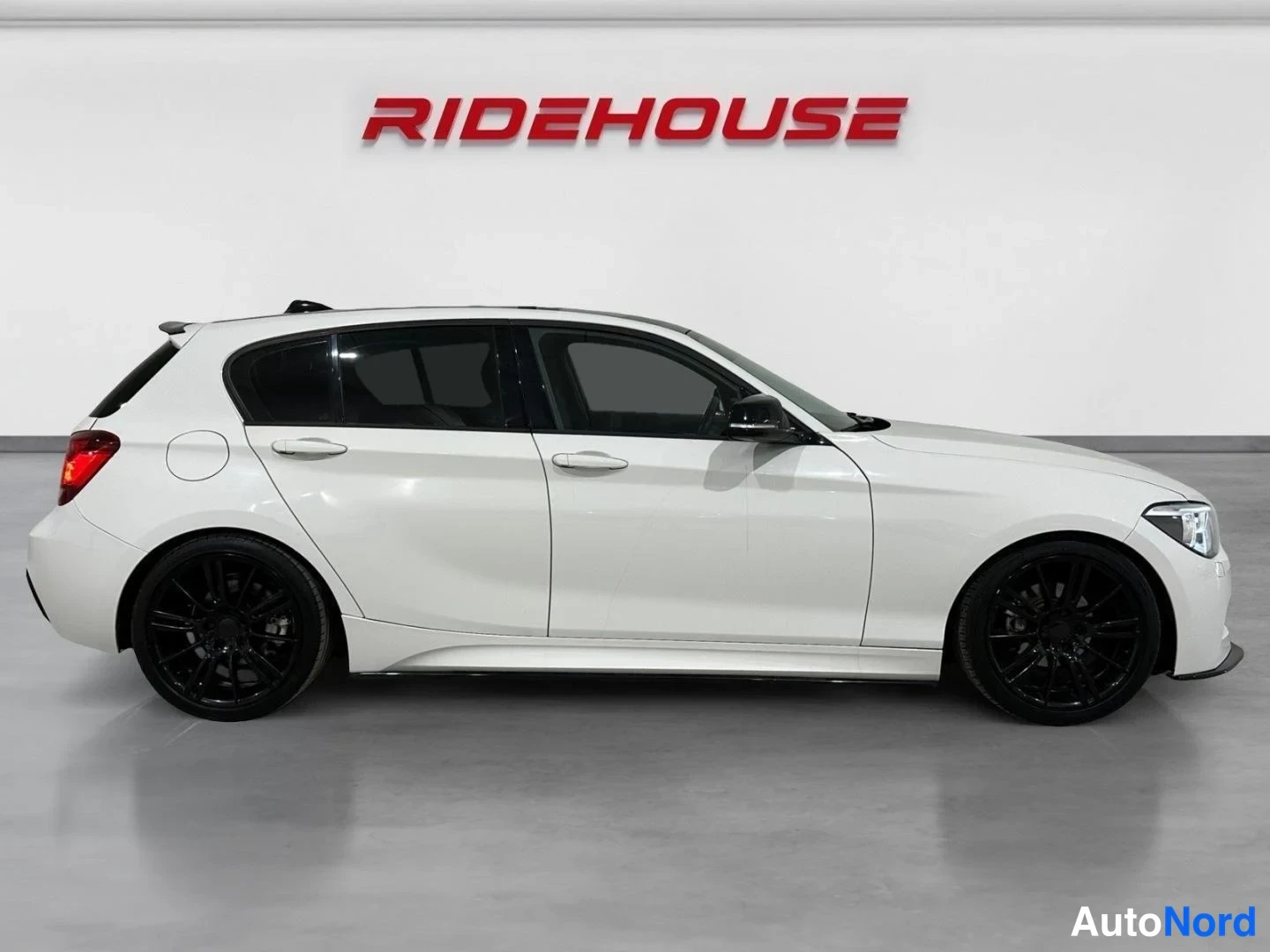 Valkoinen BMW 116i 2014, etuviisto, keula oikealle, kuva 4