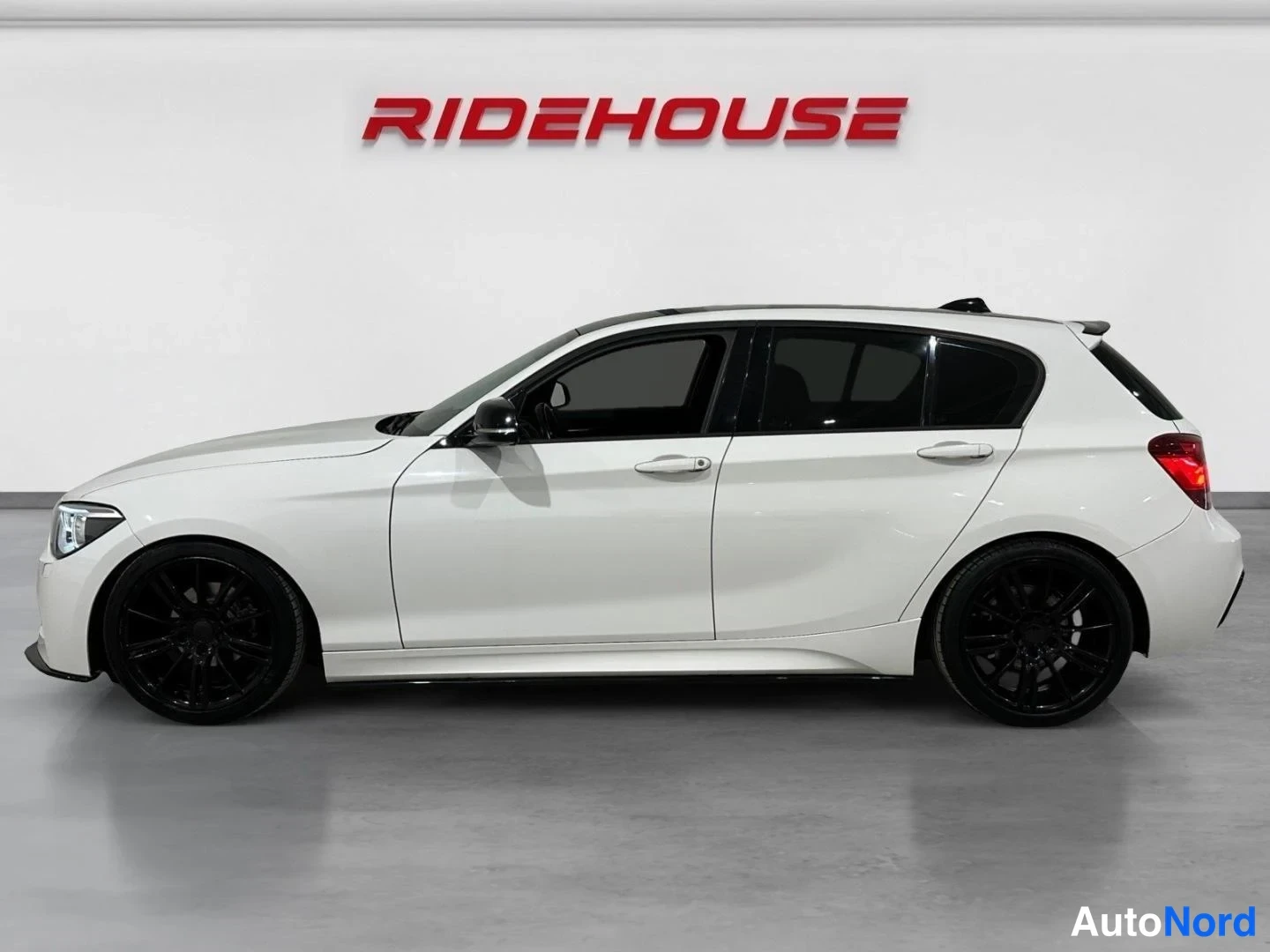Valkoinen BMW 116i 2014, etuviisto, keula vasemmalle, kuva 2