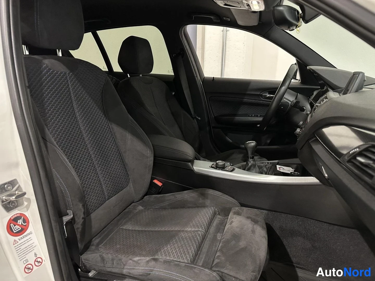 Valkoinen BMW 116i 2014, etuistuimet, kuva 9