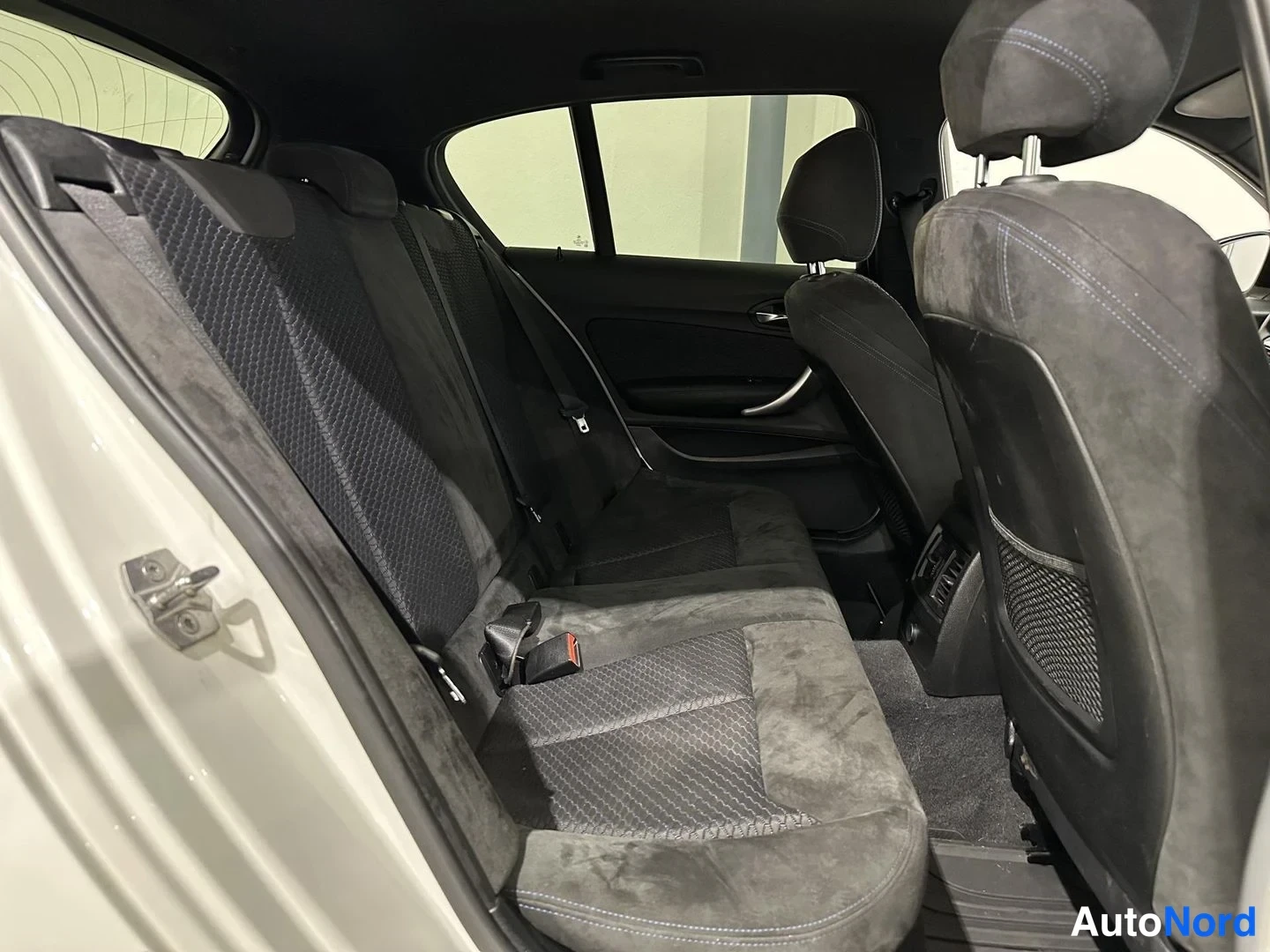 Valkoinen BMW 116i 2014, takaistuimet, kuva 10