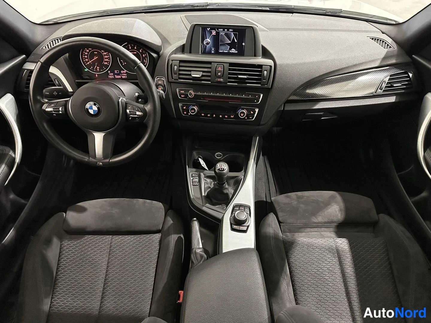 Valkoinen BMW 116i 2014, ohjaamo, kuva 7