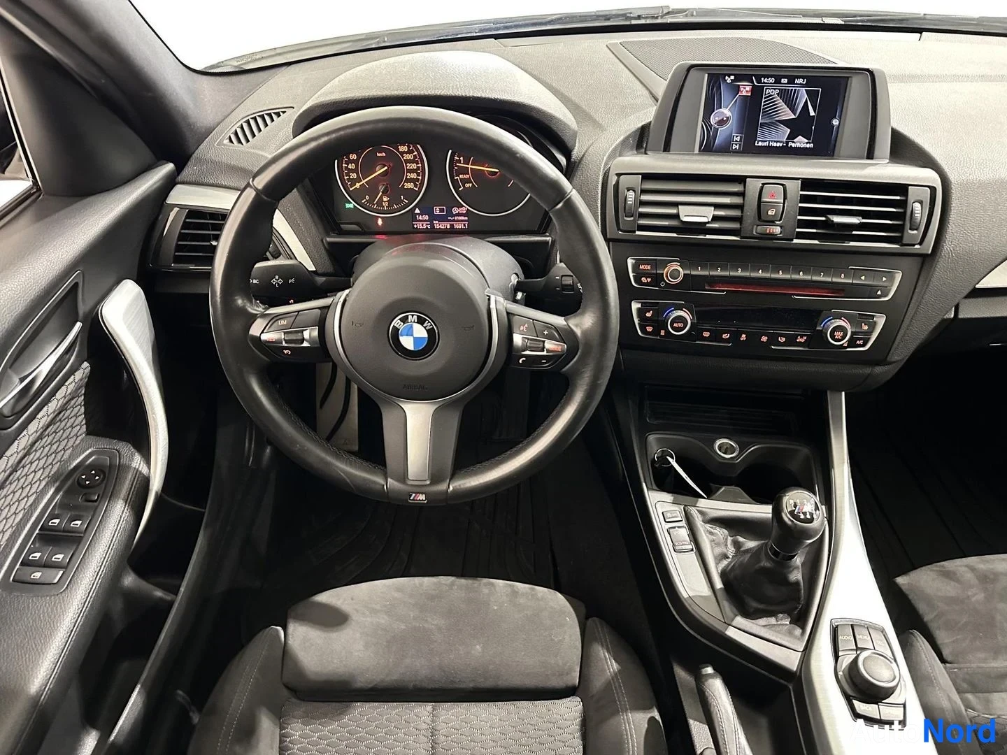 Valkoinen BMW 116i 2014, ohjaamo, kuva 8