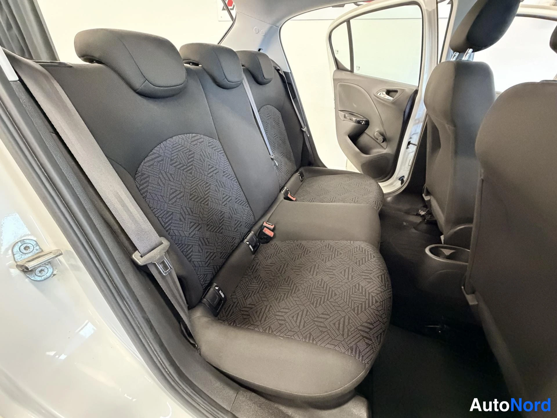 Valkoinen Opel Corsa 2018, takaistuimet, kuva 12
