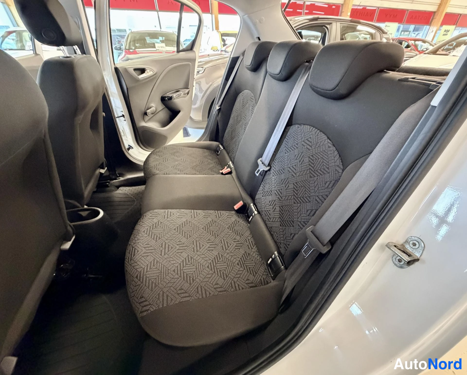 Valkoinen Opel Corsa 2018, takaistuimet, kuva 13