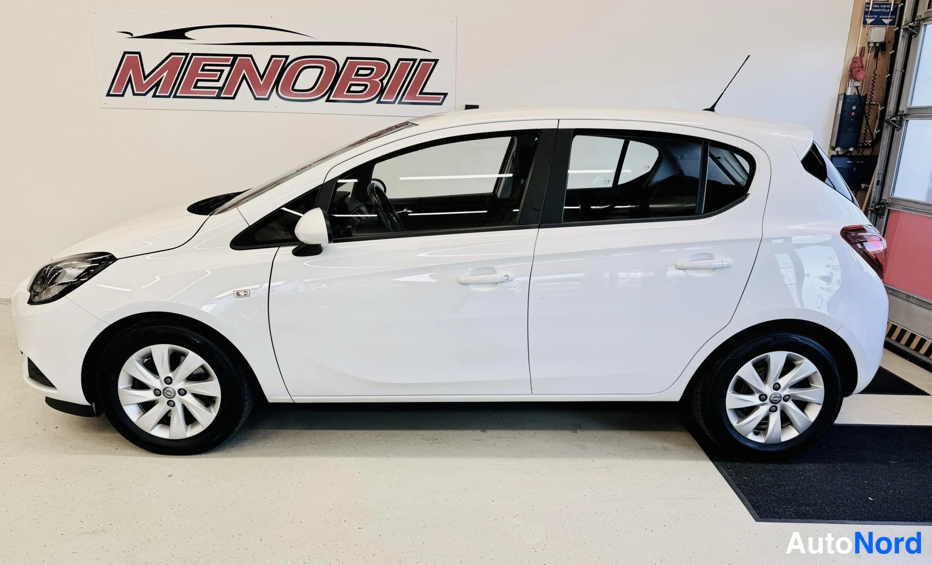 Valkoinen Opel Corsa 2018, sivulta, kuva 4