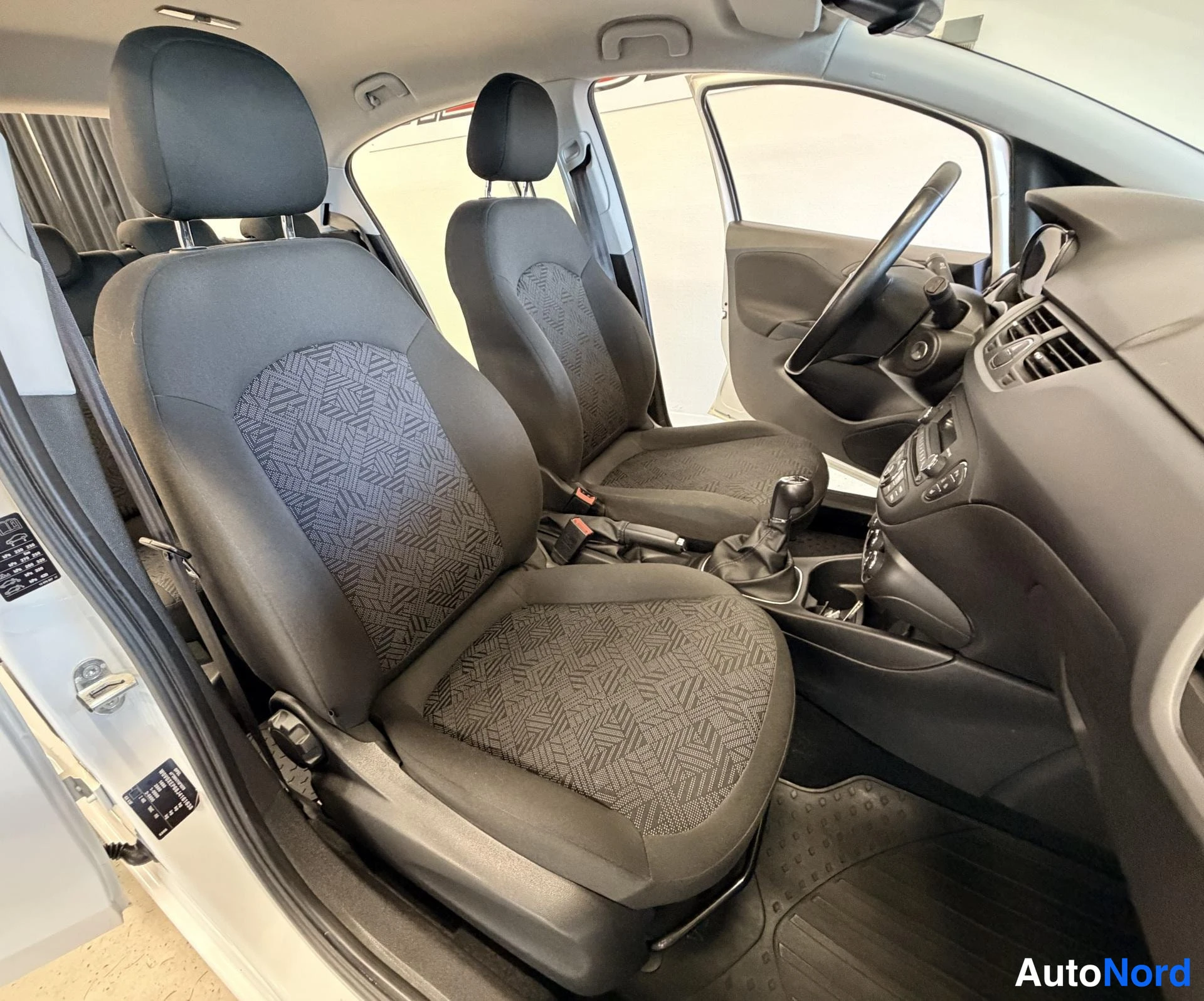 Valkoinen Opel Corsa 2018, etuistuimet, kuva 11