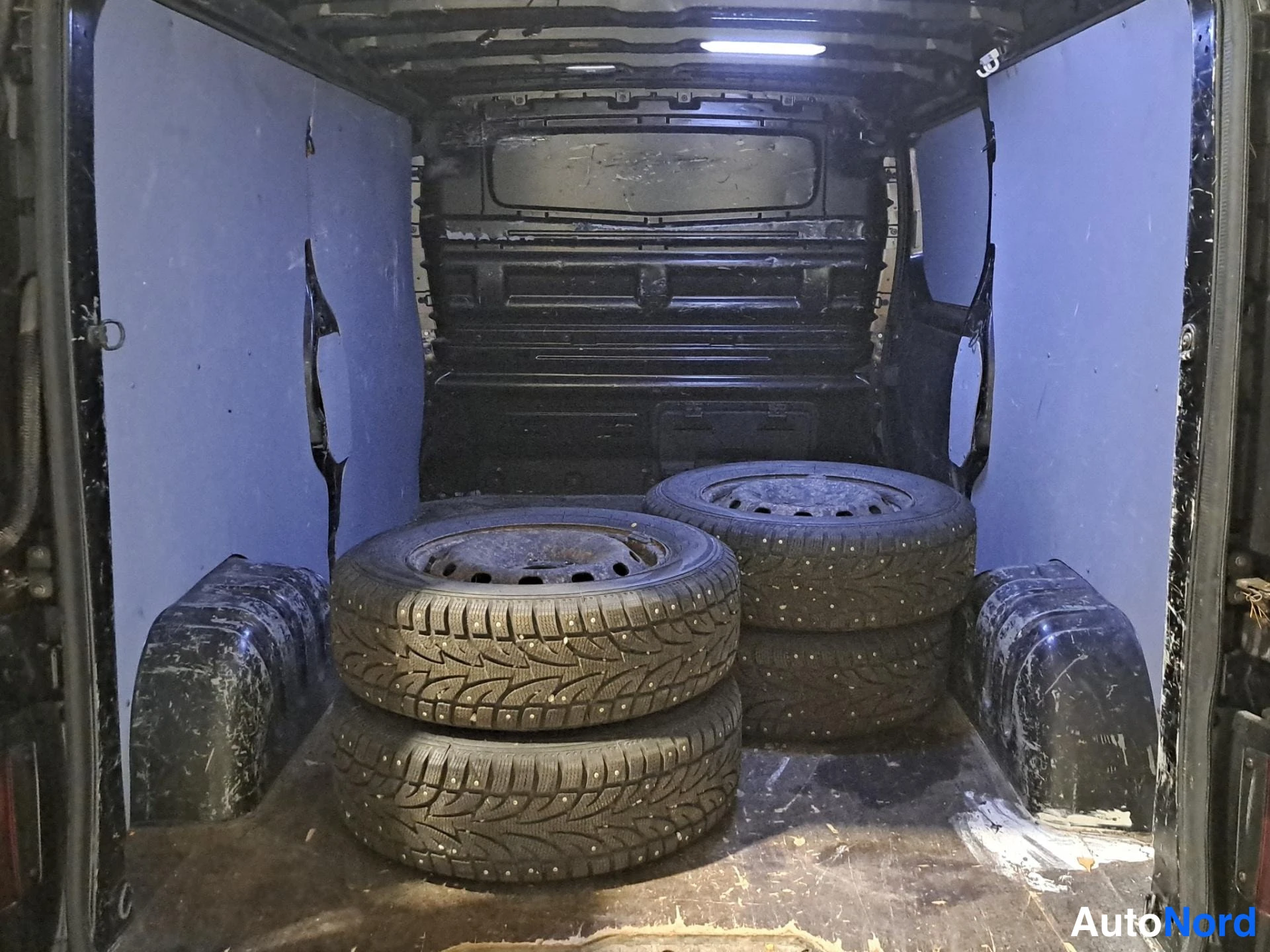 Musta Renault Trafic 2018, tavaratila, kuva 9