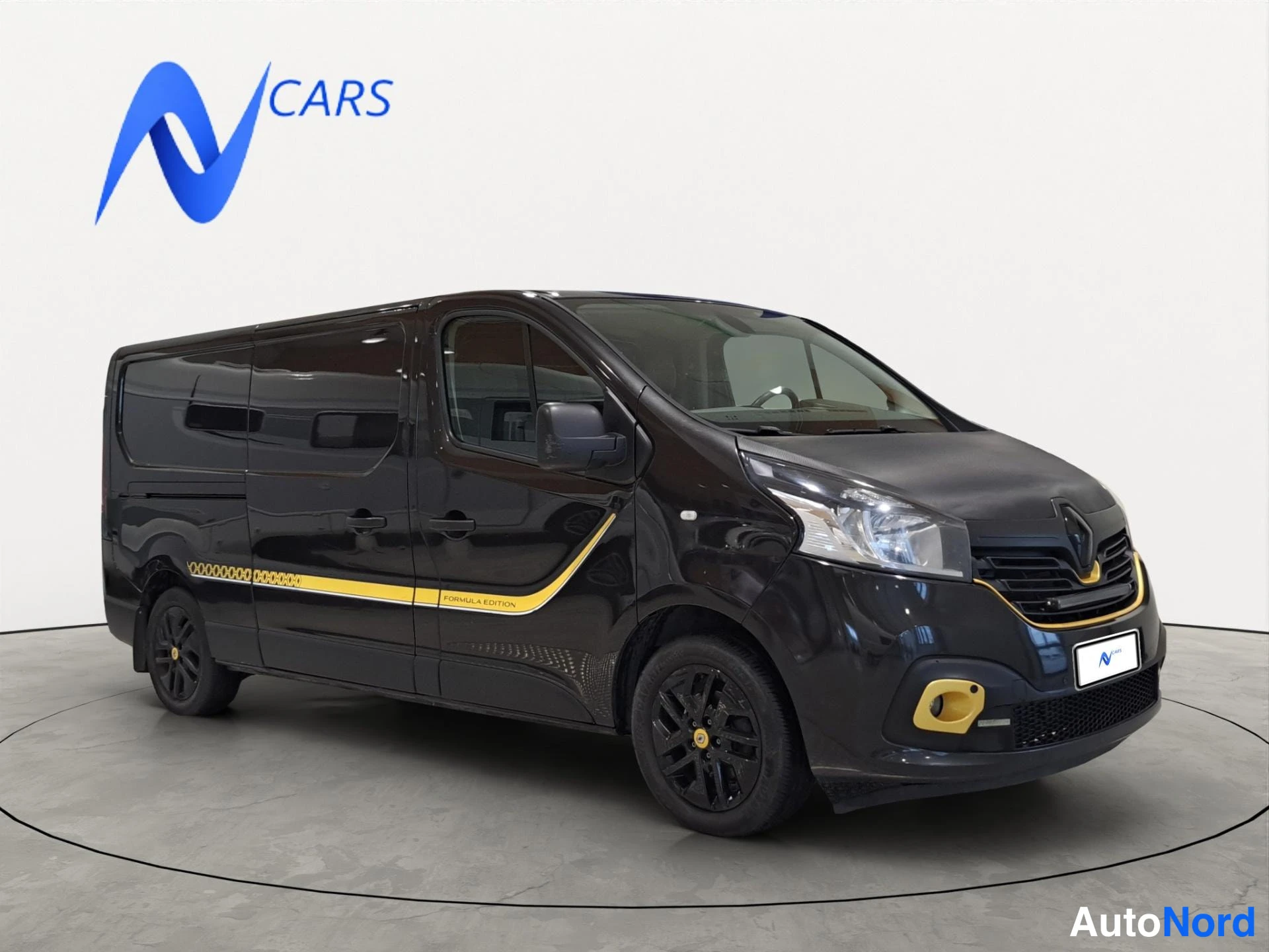 Musta Renault Trafic 2018, etuviisto, keula oikealle, kuva 2