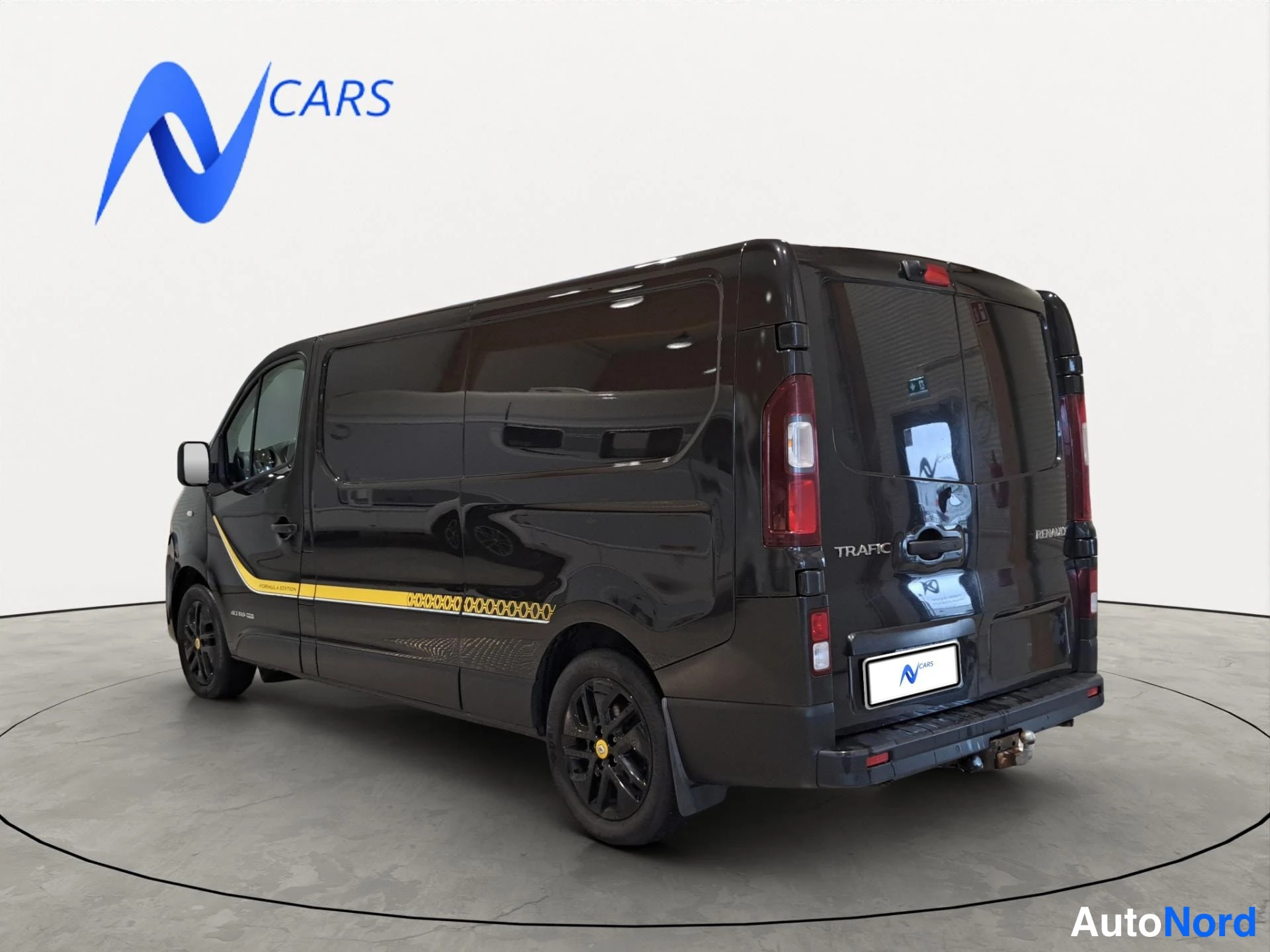 Musta Renault Trafic 2018, takaviisto, kuva 3