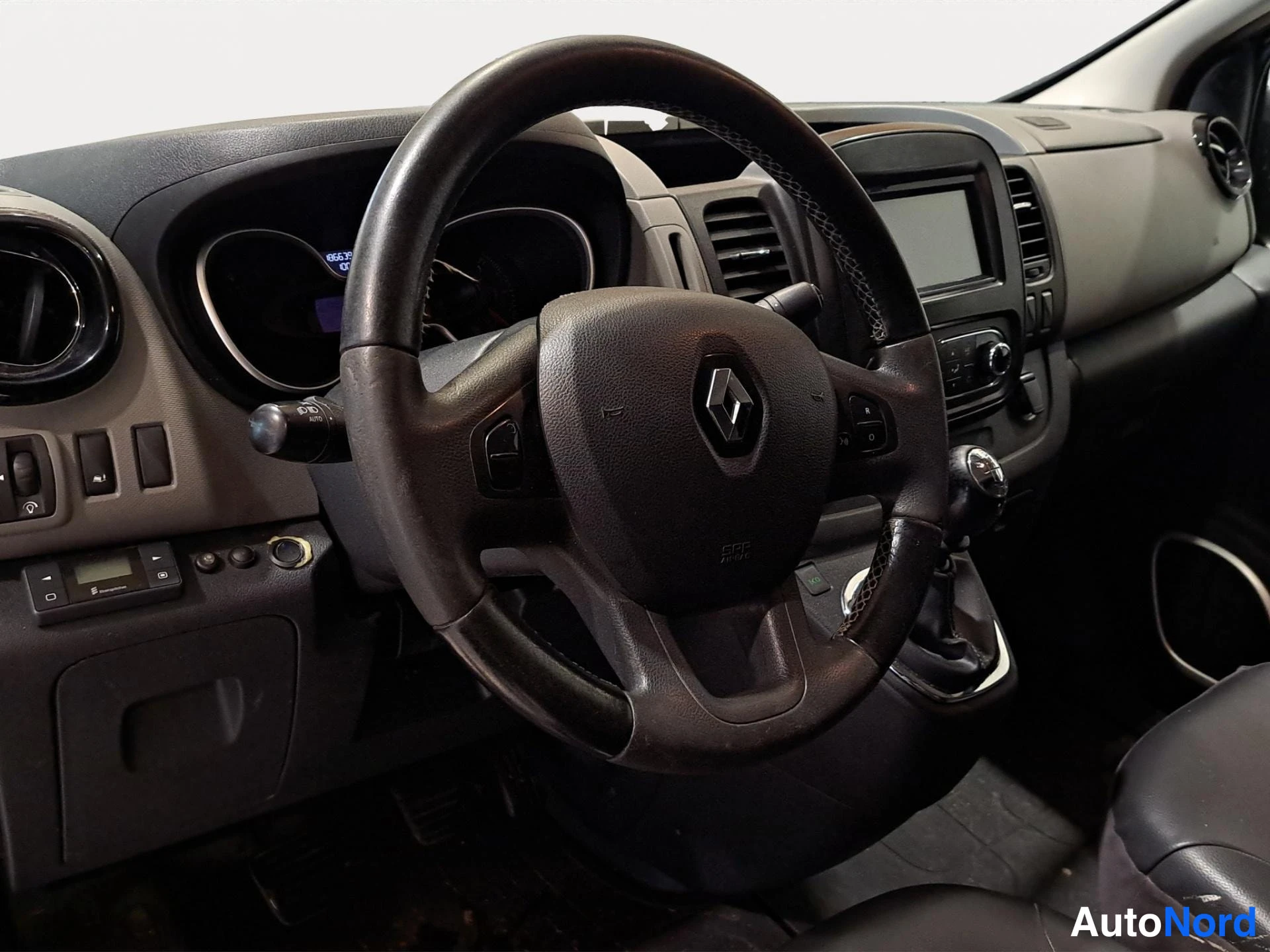 Musta Renault Trafic 2018, ohjaamo, kuva 5
