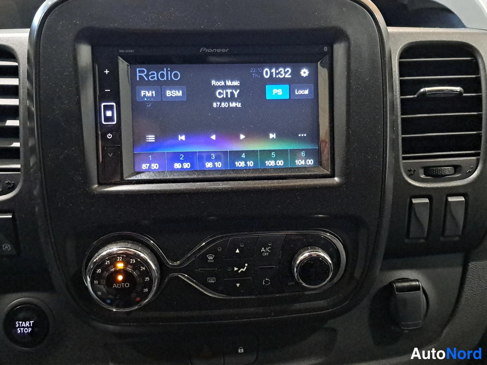 Musta Renault Trafic 2018, yksityiskohta, kuva 11