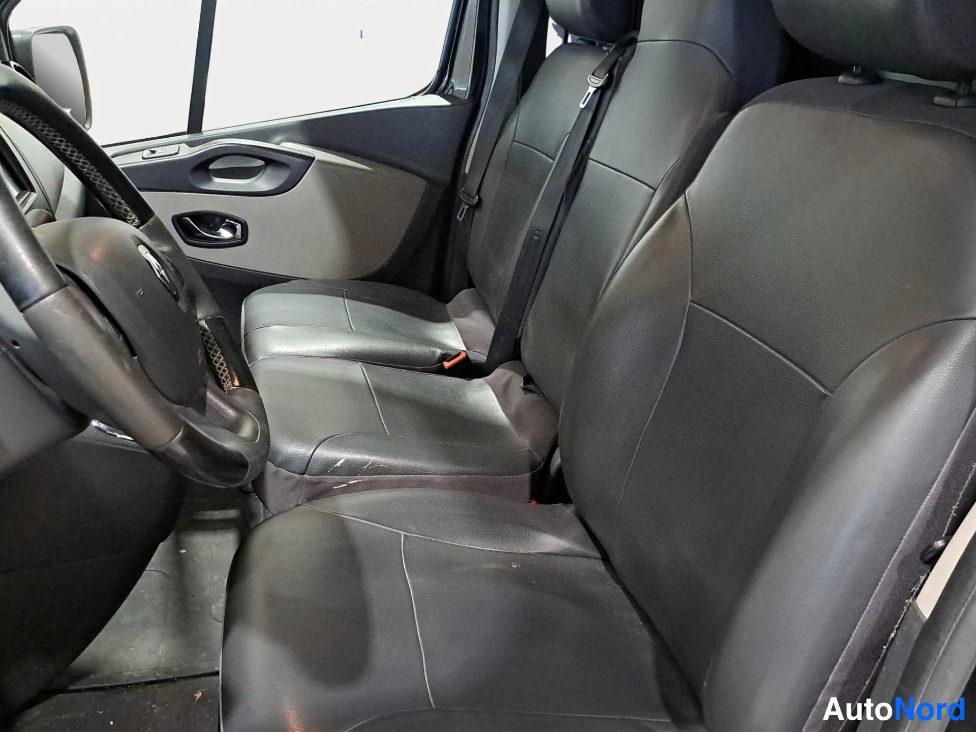 Musta Renault Trafic 2018, etuistuimet, kuva 6