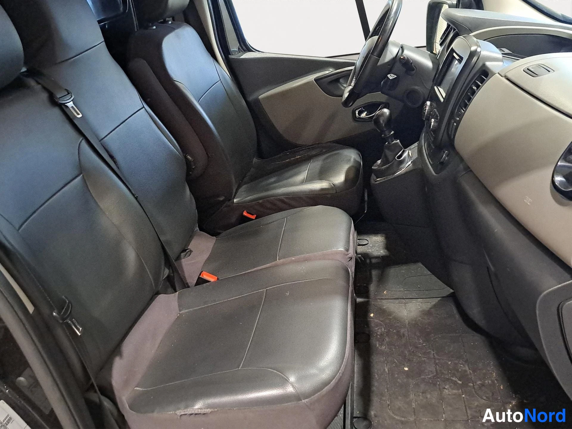 Musta Renault Trafic 2018, etuistuimet, kuva 7