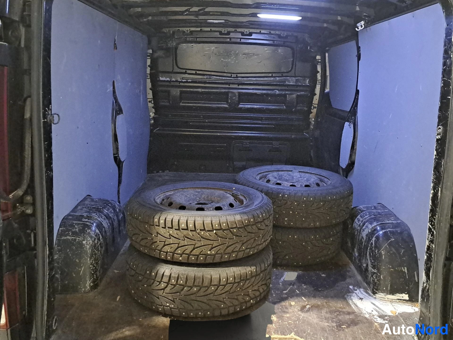 Musta Renault Trafic 2018, tavaratila, kuva 10