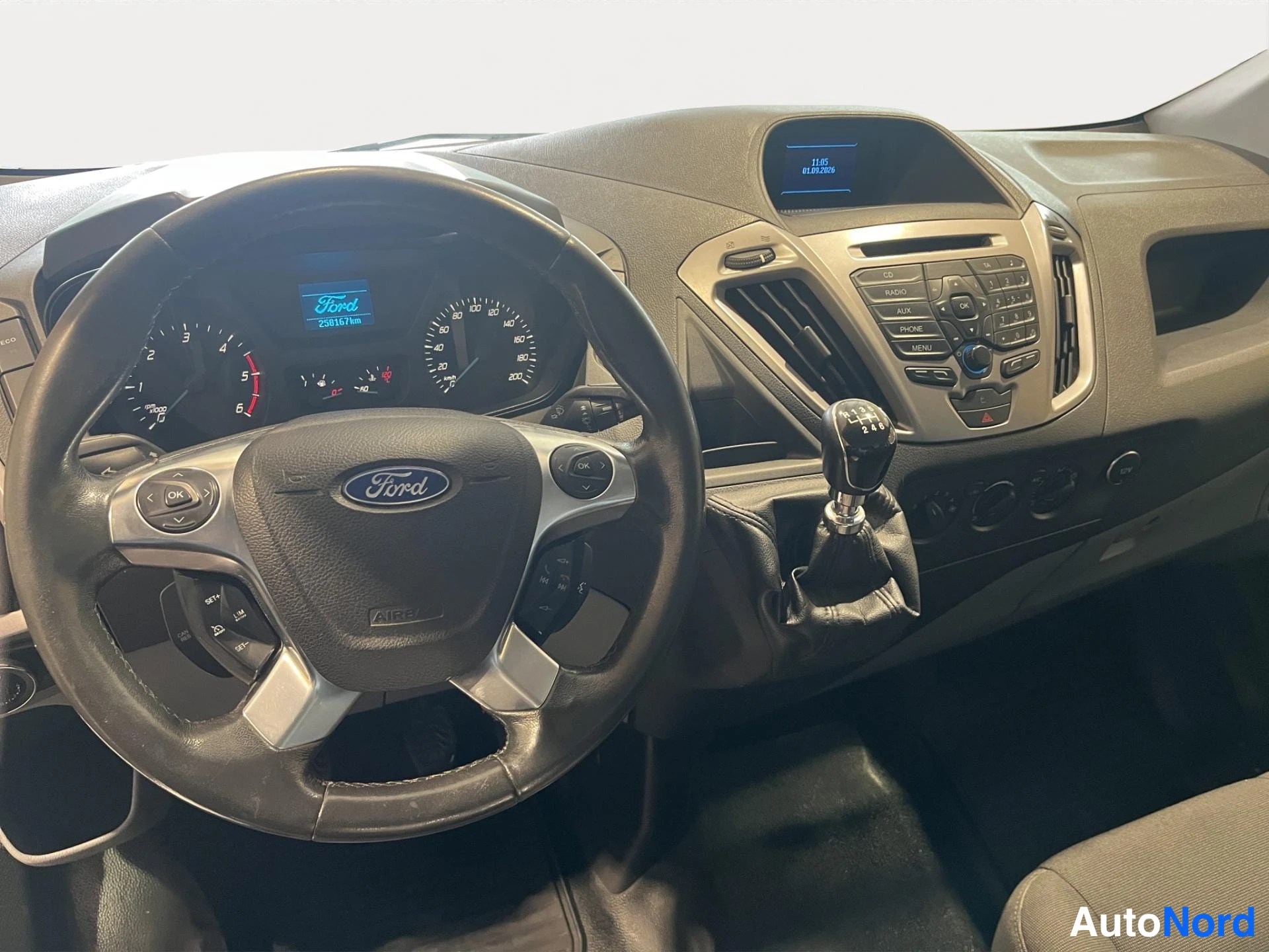 Punainen Ford Transit Custom 2014, ohjaamo, kuva 4