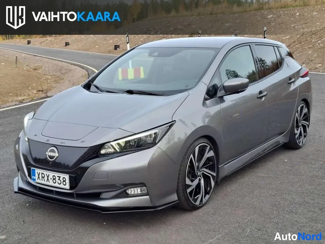 Harmaa Nissan Leaf 2023, etuviisto, keula vasemmalle, kuva 2
