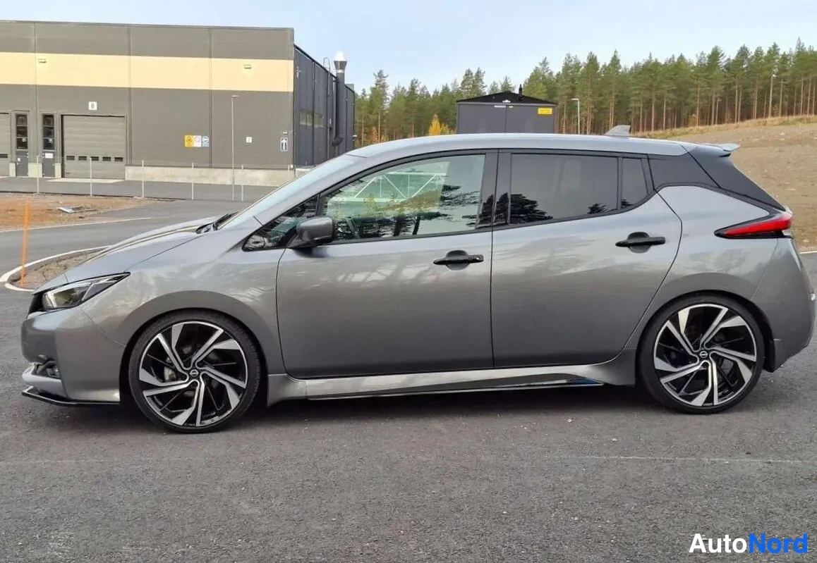 Harmaa Nissan Leaf 2023, sivulta, kuva 6