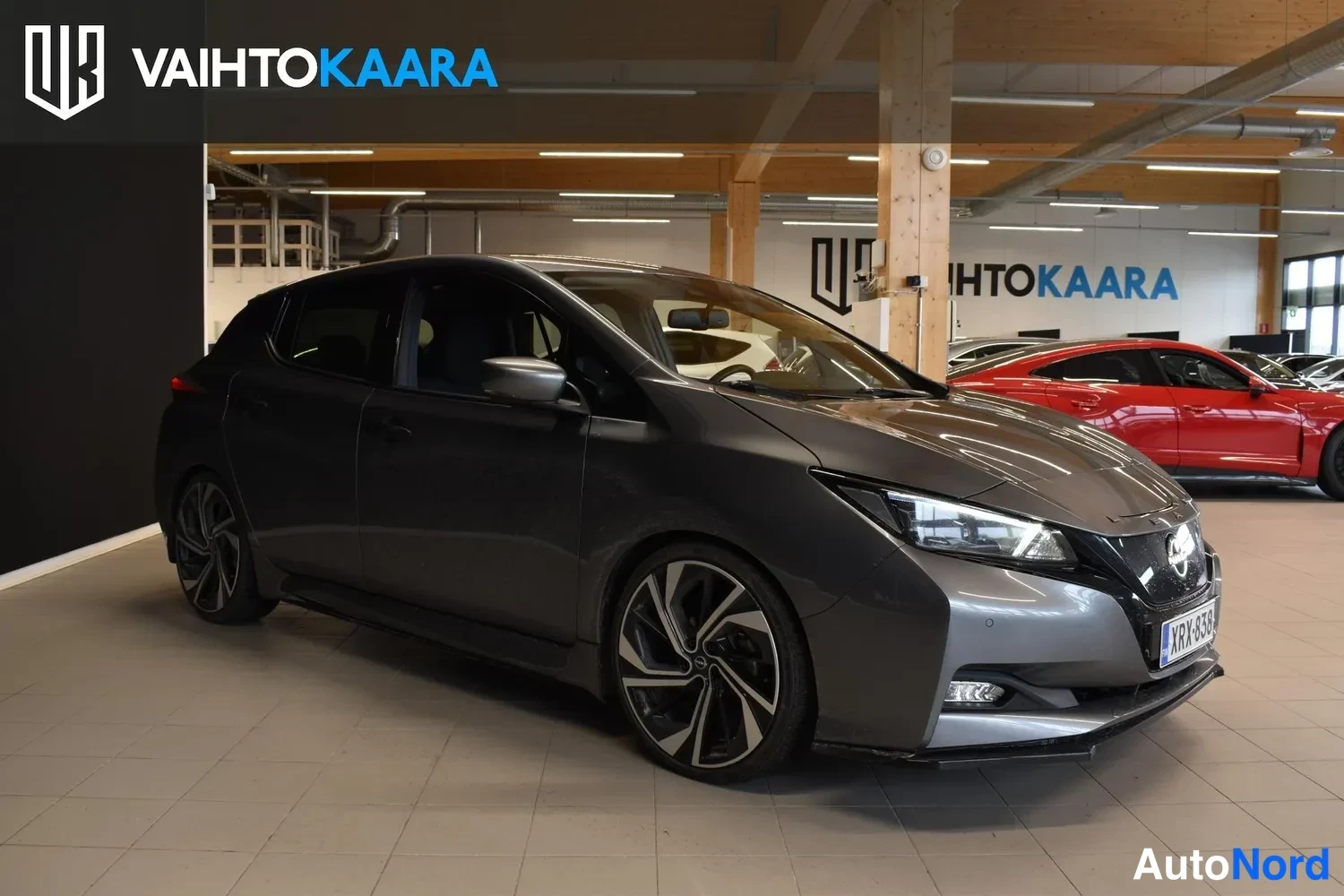 Harmaa Nissan Leaf 2023, etuviisto, keula oikealle, kuva 4