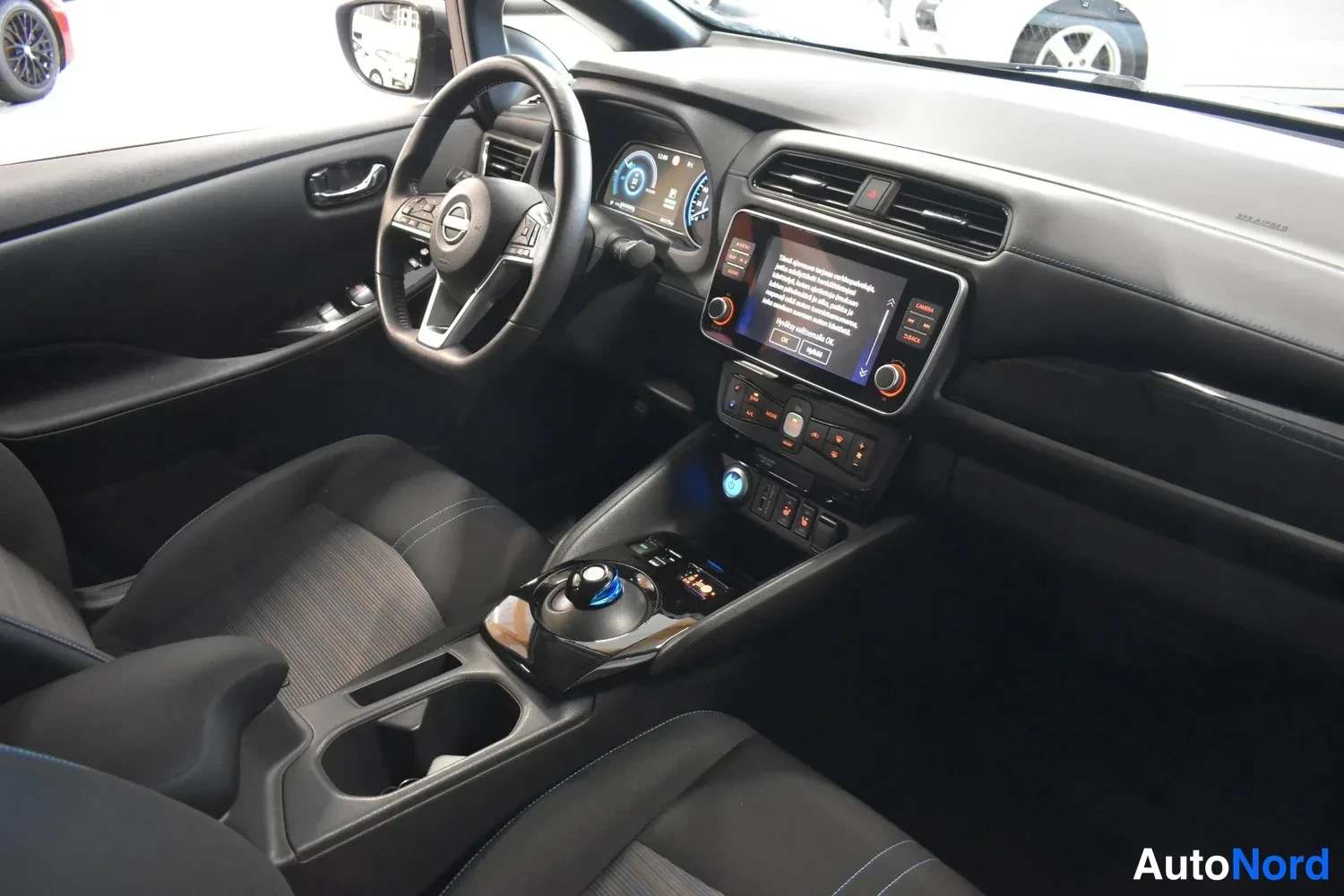 Harmaa Nissan Leaf 2023, ohjaamo, kuva 12