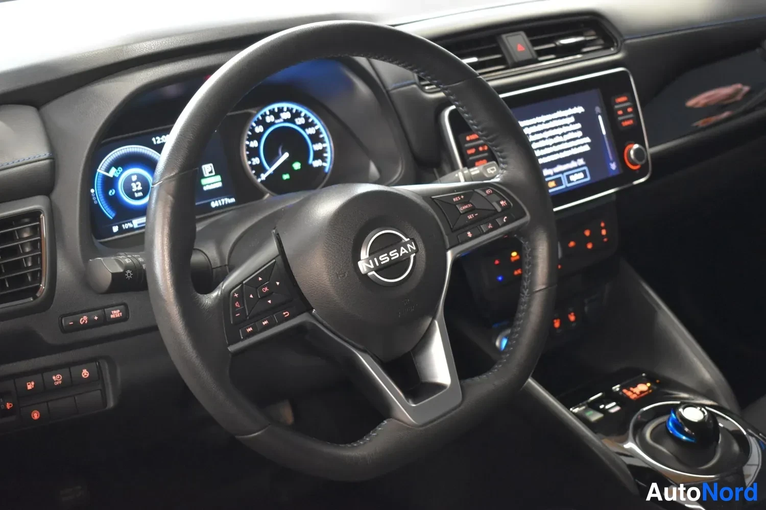Harmaa Nissan Leaf 2023, ohjaamo, kuva 10