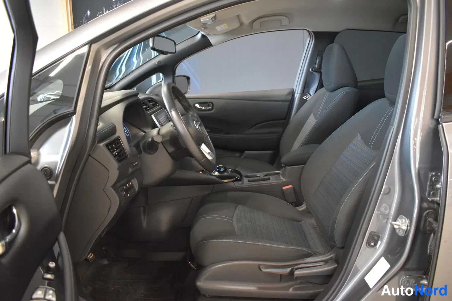 Harmaa Nissan Leaf 2023, etuistuimet, kuva 13