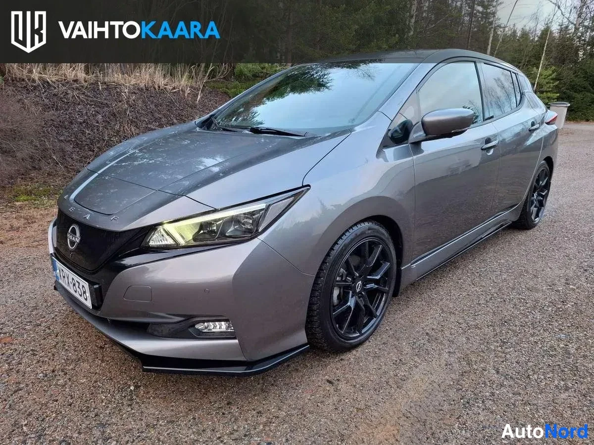Harmaa Nissan Leaf 2023, etuviisto, keula vasemmalle, kuva 3