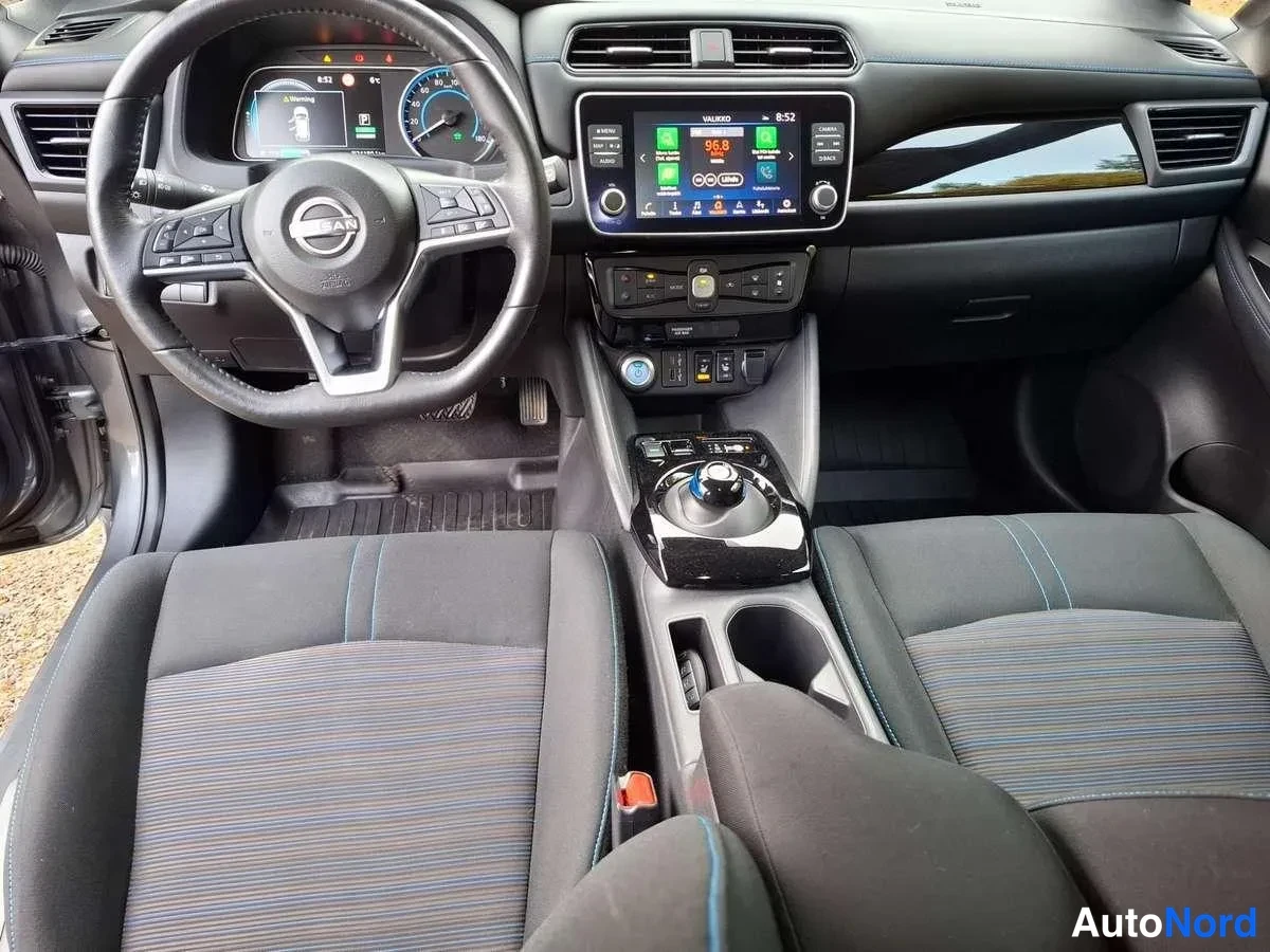Harmaa Nissan Leaf 2023, ohjaamo, kuva 11