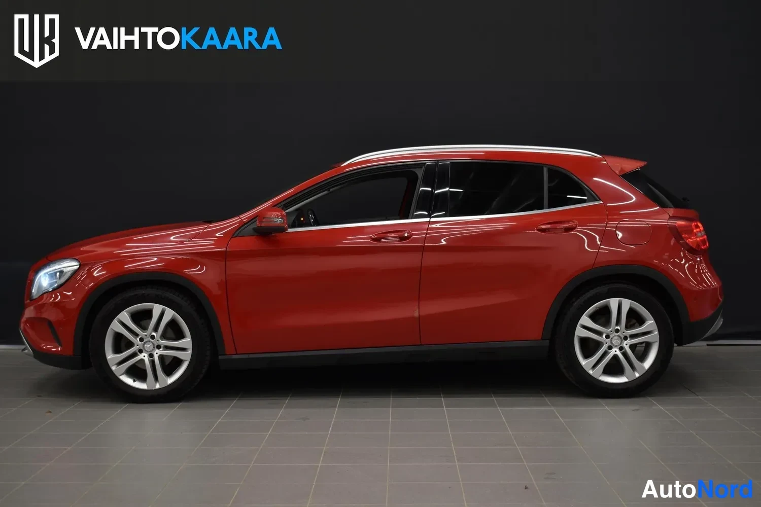 Punainen Mercedes-Benz GLA 220 CDI 4MATIC 2014, etuviisto, keula vasemmalle, kuva 2