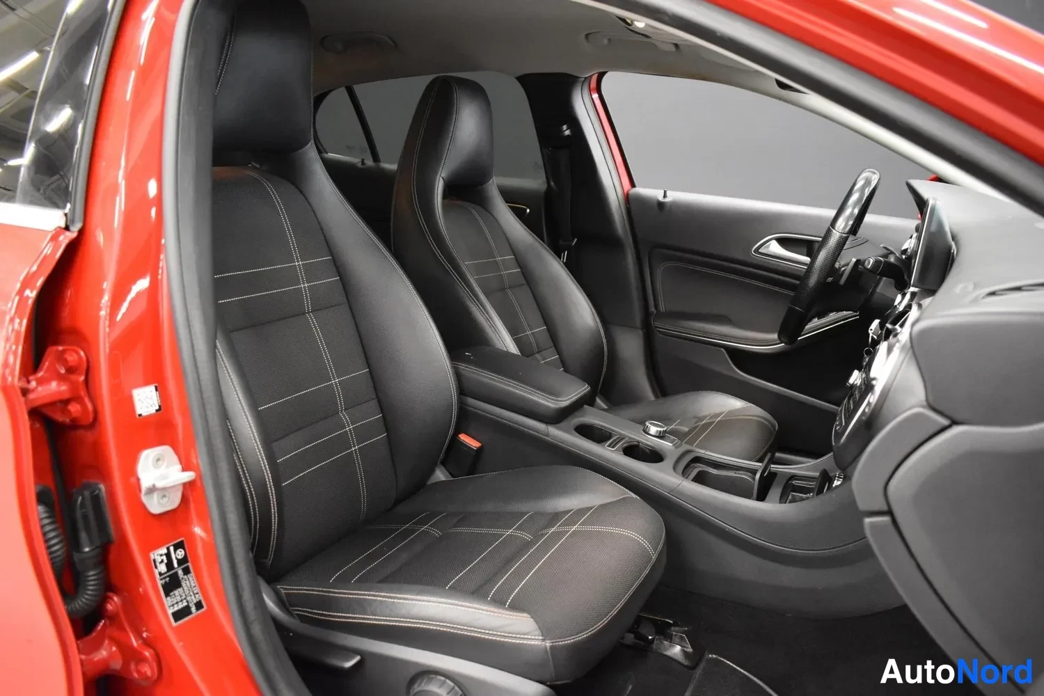 Punainen Mercedes-Benz GLA 220 CDI 4MATIC 2014, etuistuimet, kuva 10