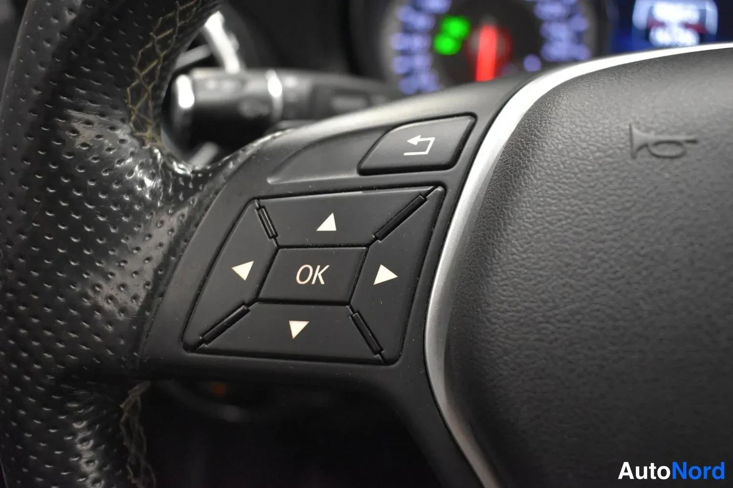 Punainen Mercedes-Benz GLA 220 CDI 4MATIC 2014, yksityiskohta, kuva 13