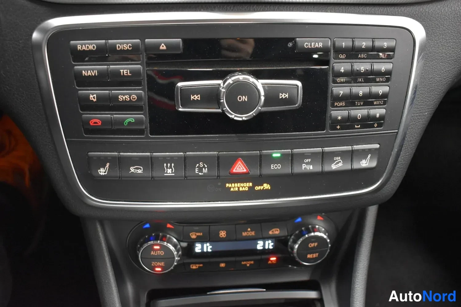 Punainen Mercedes-Benz GLA 220 CDI 4MATIC 2014, yksityiskohta, kuva 17