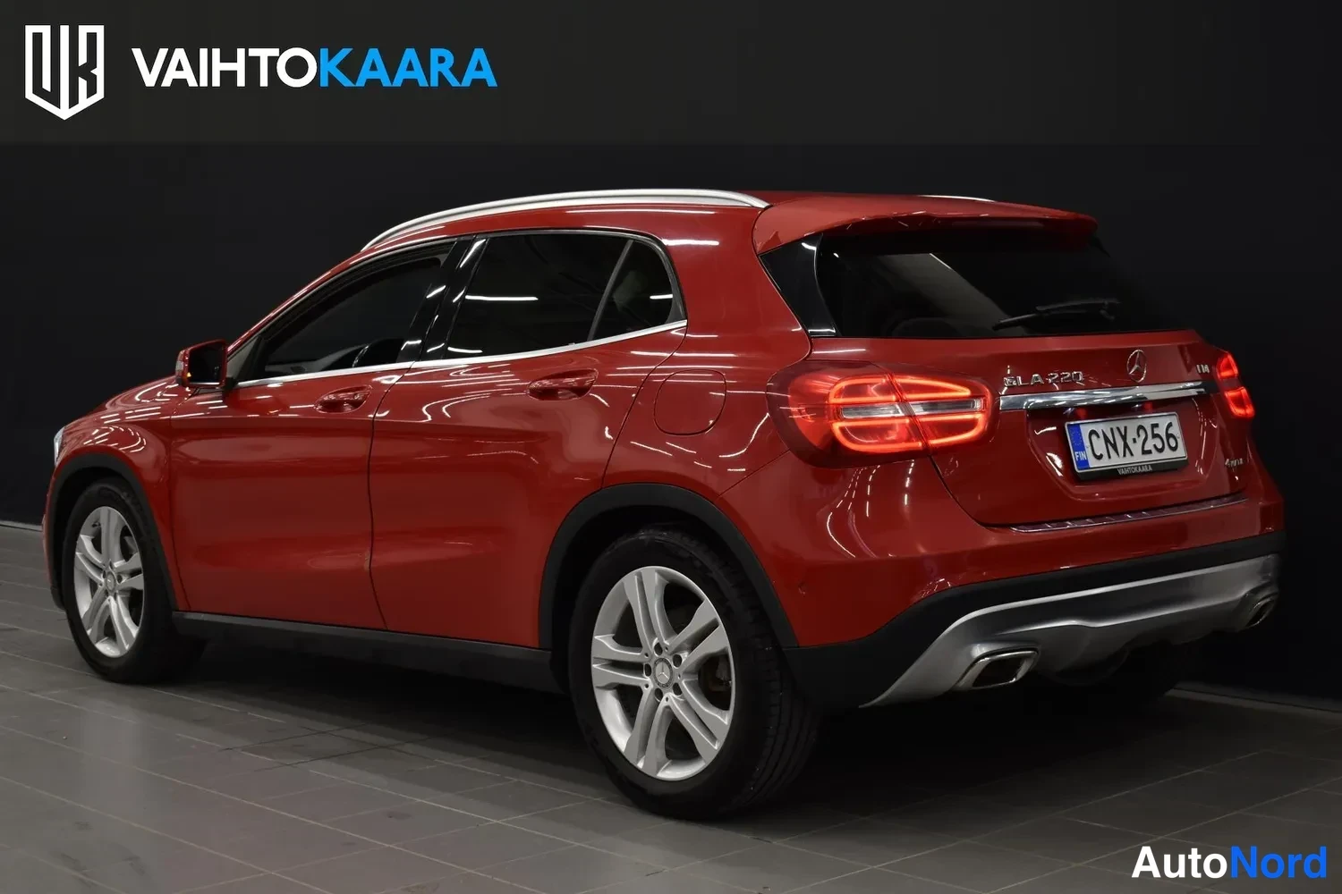 Punainen Mercedes-Benz GLA 220 CDI 4MATIC 2014, takaviisto, kuva 4